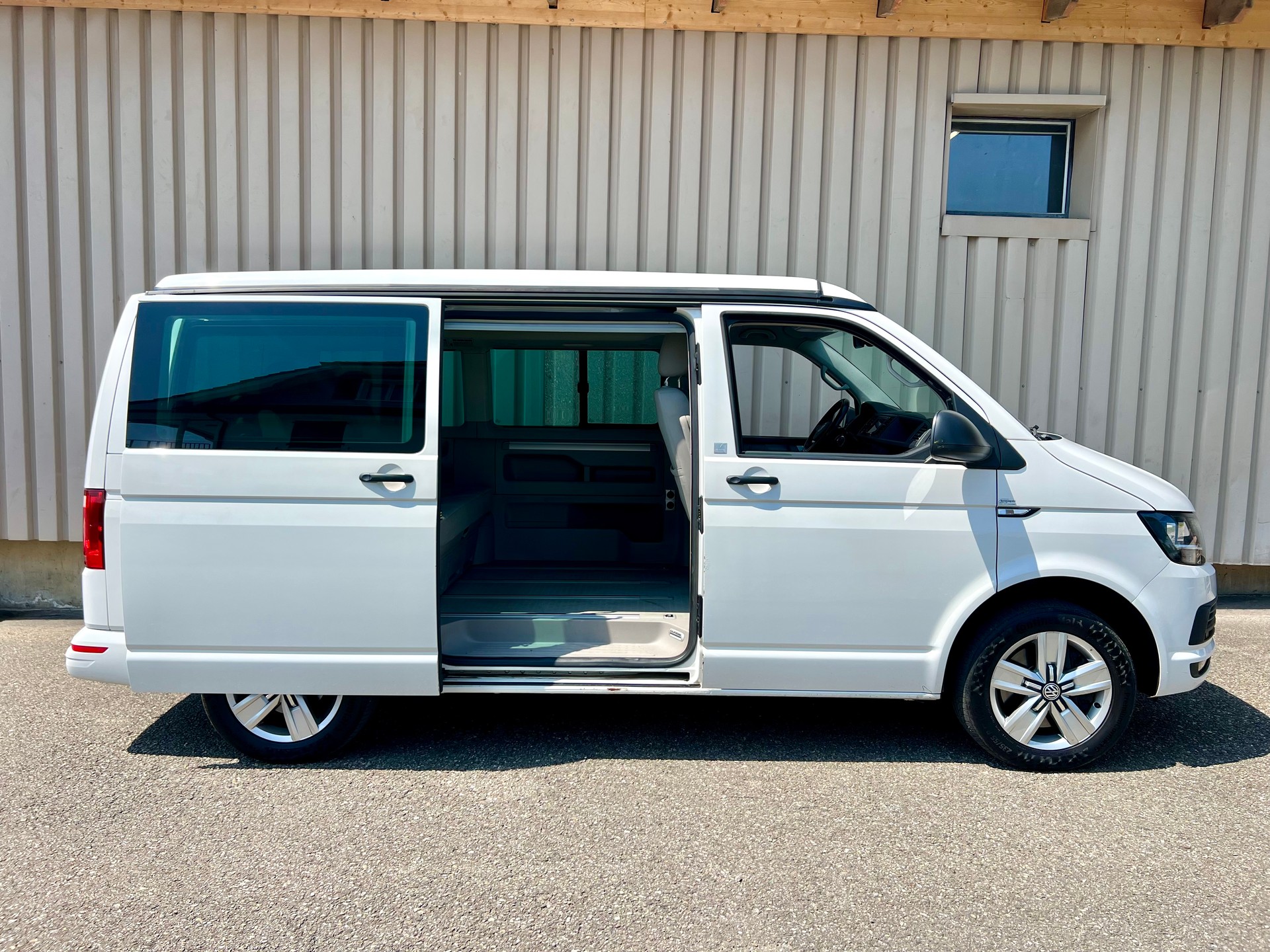 VW T6 California 2.0 TDI Beach Liberty 4Motion DSG by Nutzfahrzeugcenter Seetal-image-8