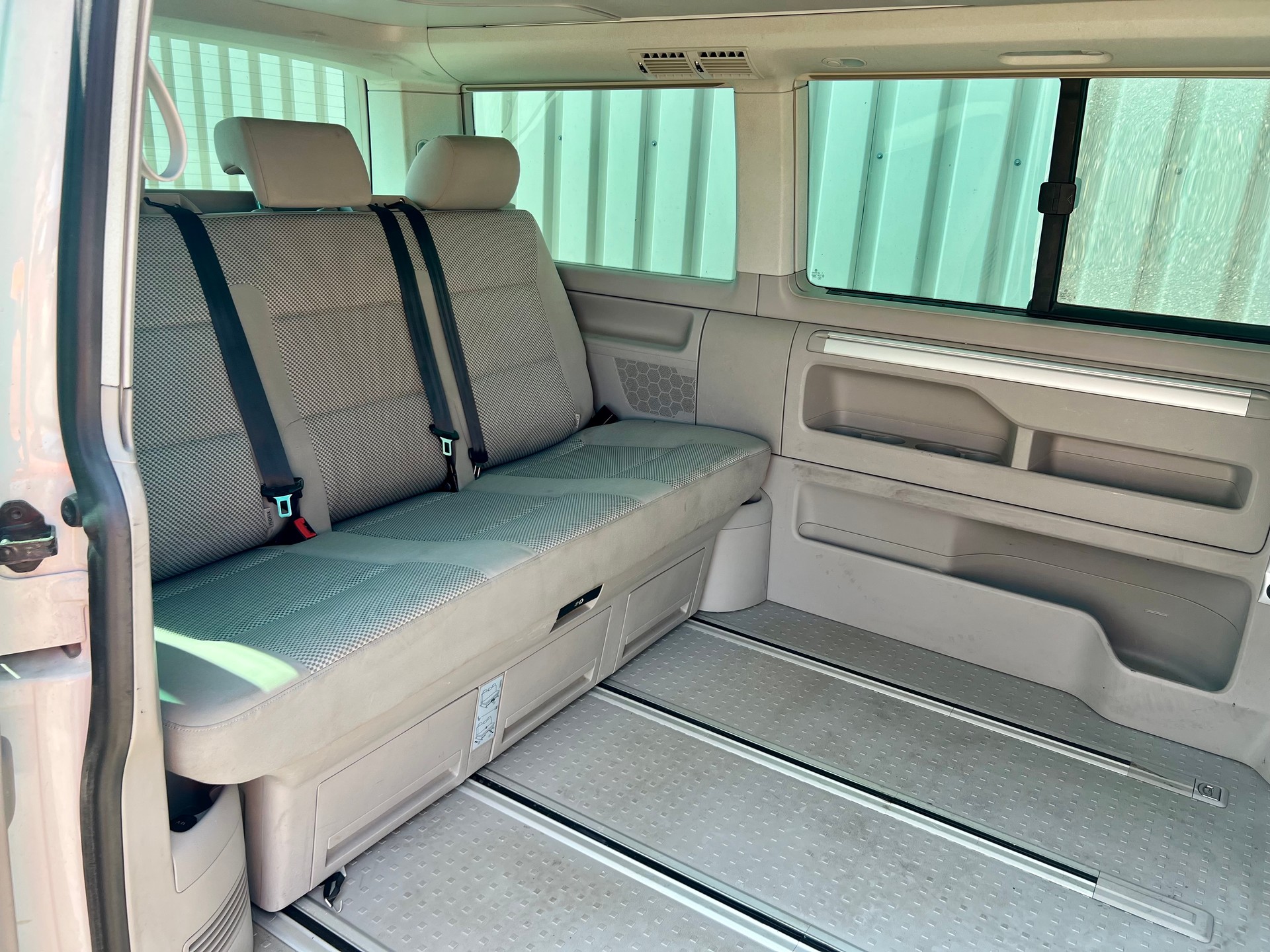VW T6 California 2.0 TDI Beach Liberty 4Motion DSG by Nutzfahrzeugcenter Seetal-image-14