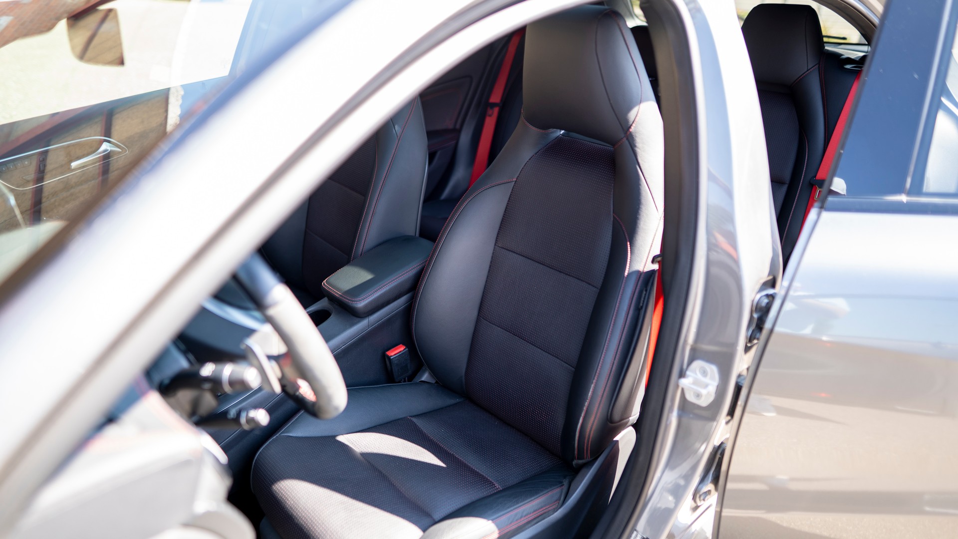MERCEDES-BENZ A 45 AMG 4Matic-image-4