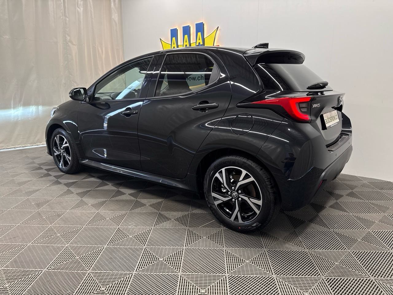 TOYOTA Yaris 1.5 VVT-i Hybrid Sportline CVT-image-1