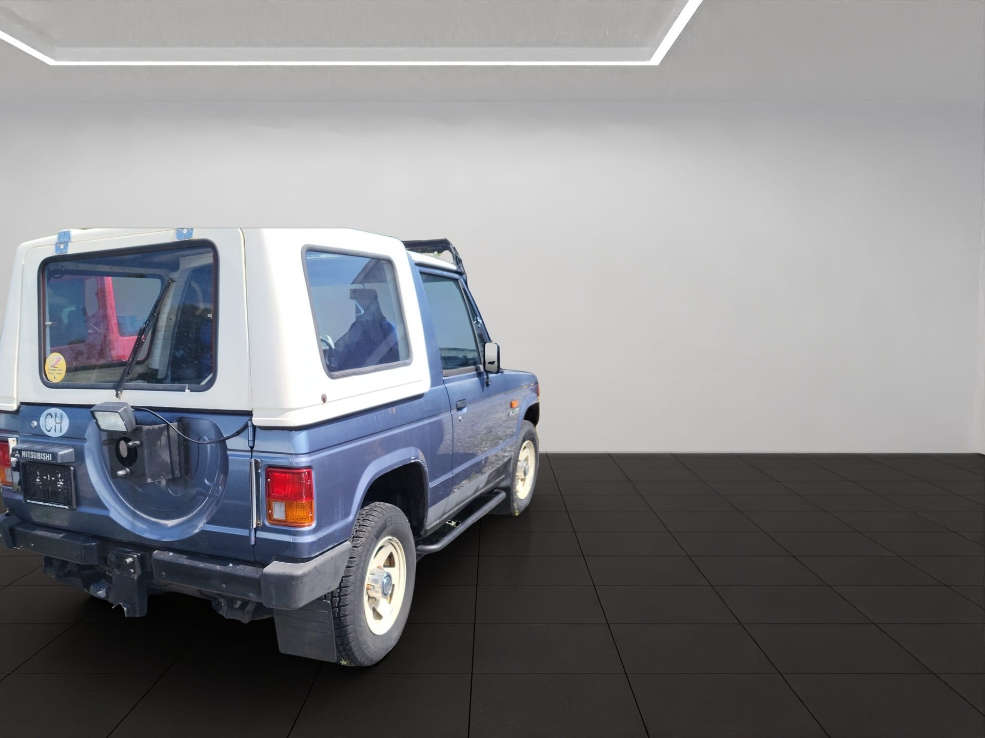 MITSUBISHI Pajero 2.6 Canvas Top-image-1