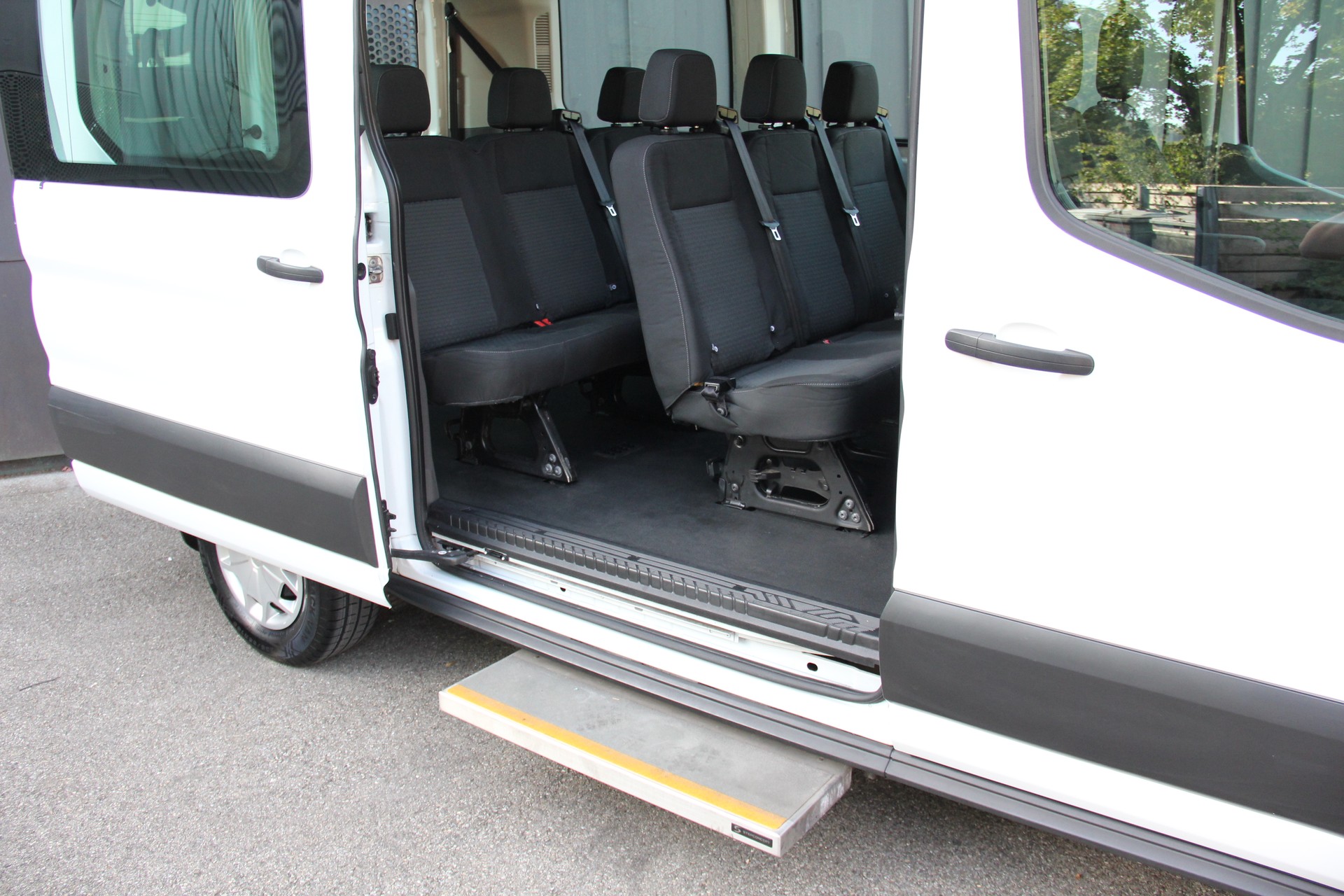 FORD Transit BUS **9-SITZE** SCHULBUS **ROLLSTUHL-GURT**-image-1