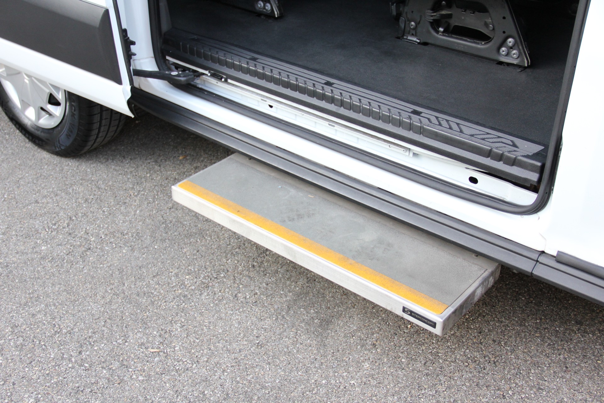 FORD Transit BUS **9-SITZE** SCHULBUS **ROLLSTUHL-GURT**-image-3