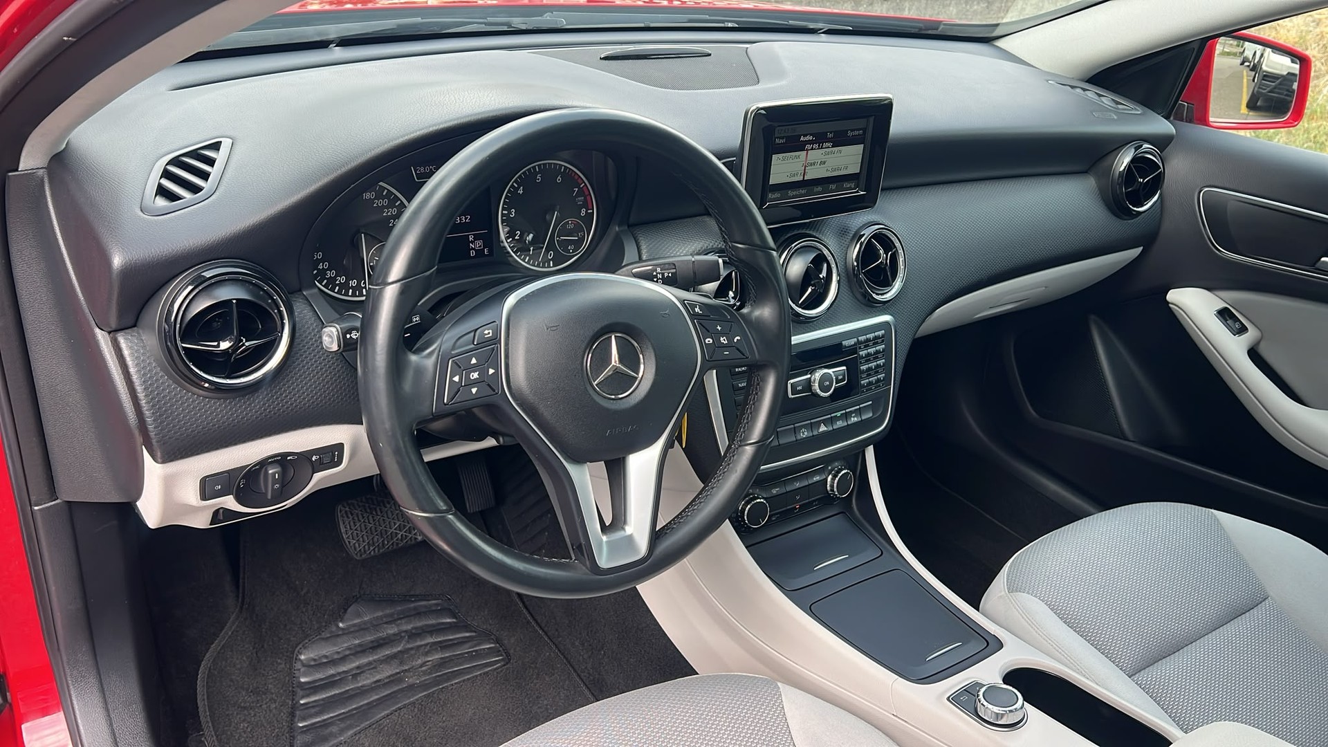 MERCEDES-BENZ A 180 Urban 7G-DCT-image-8