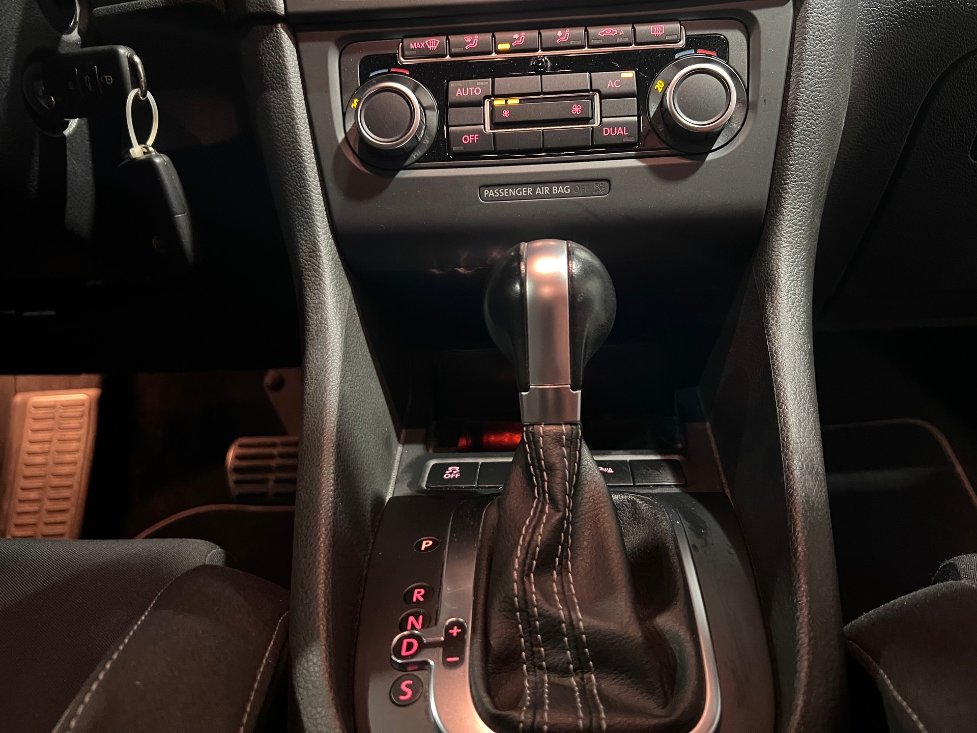 VW Golf 2.0 TSI R 4Motion DSG-image-17