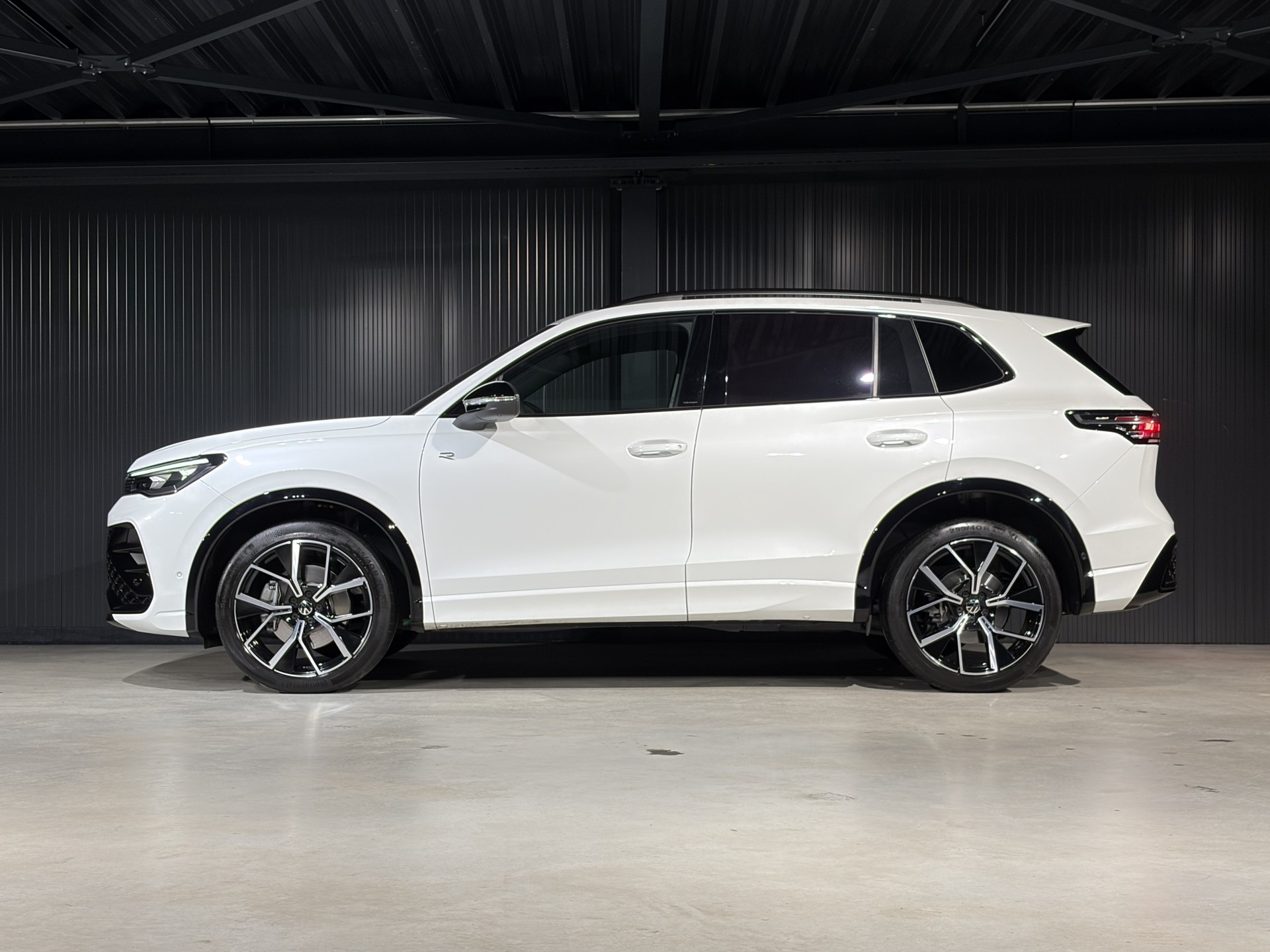 VW Tiguan 2.0 TSI DSG R-Line 4Motion *VOLLLEDER*-image-8