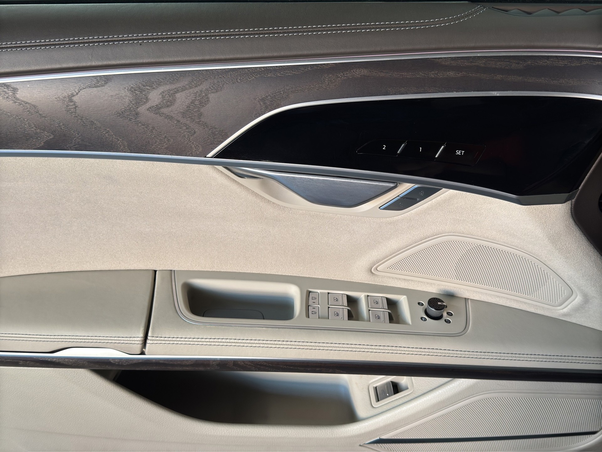 AUDI A8 55 L TFSI quattro tiptronic-image-9