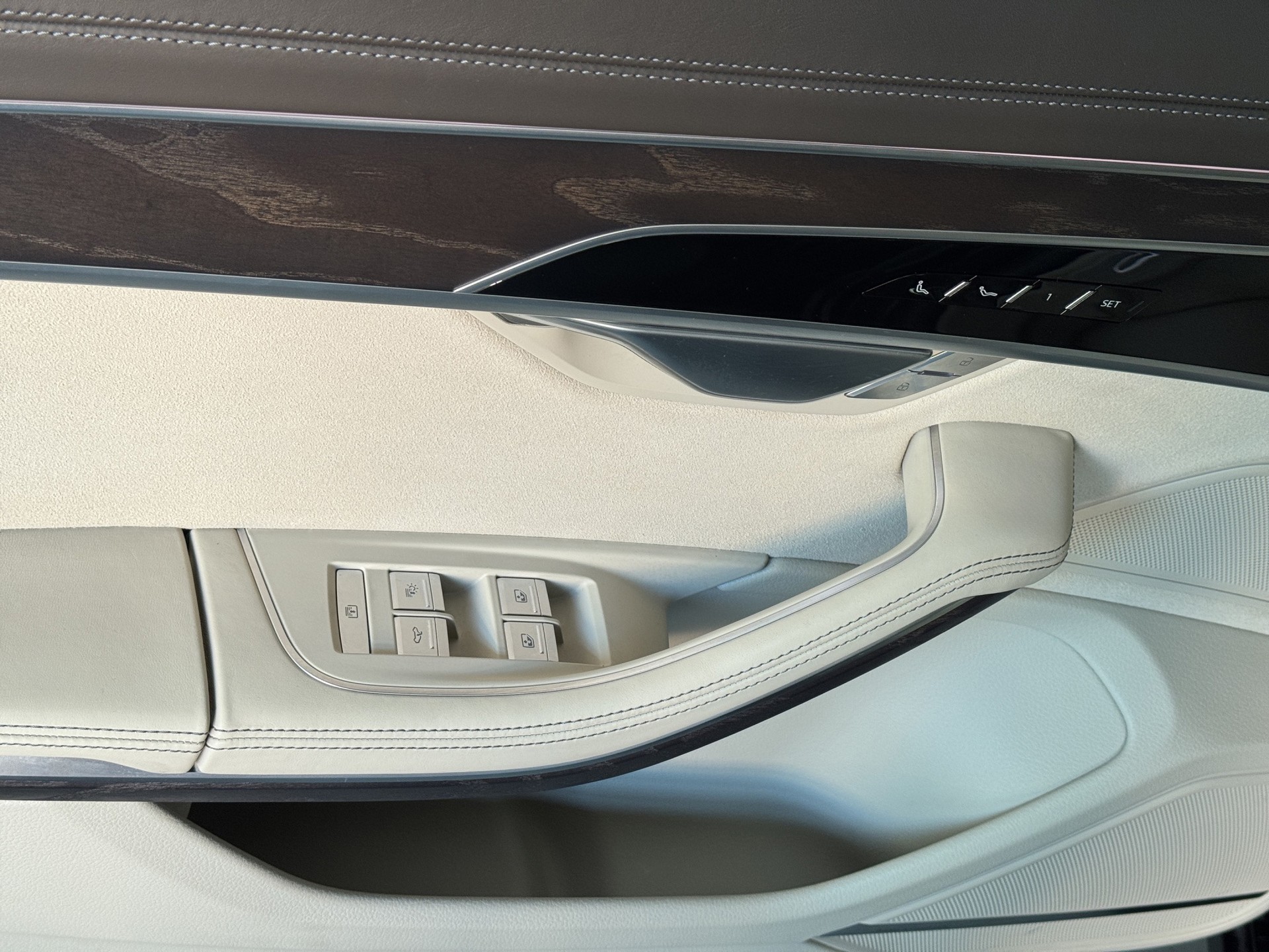AUDI A8 55 L TFSI quattro tiptronic-image-12