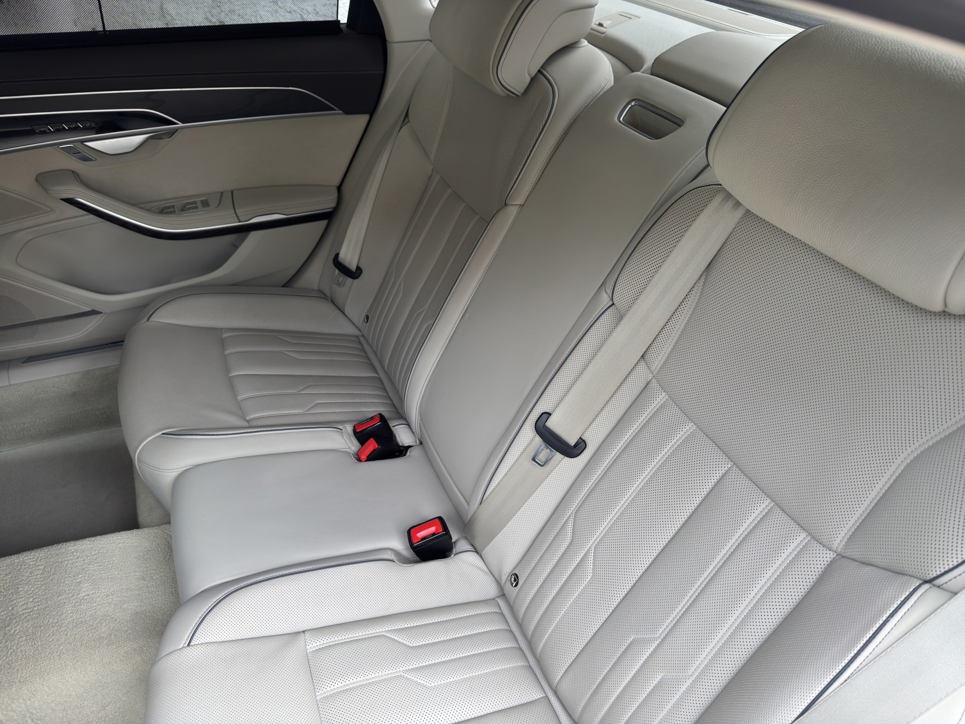AUDI A8 55 L TFSI quattro tiptronic-image-11