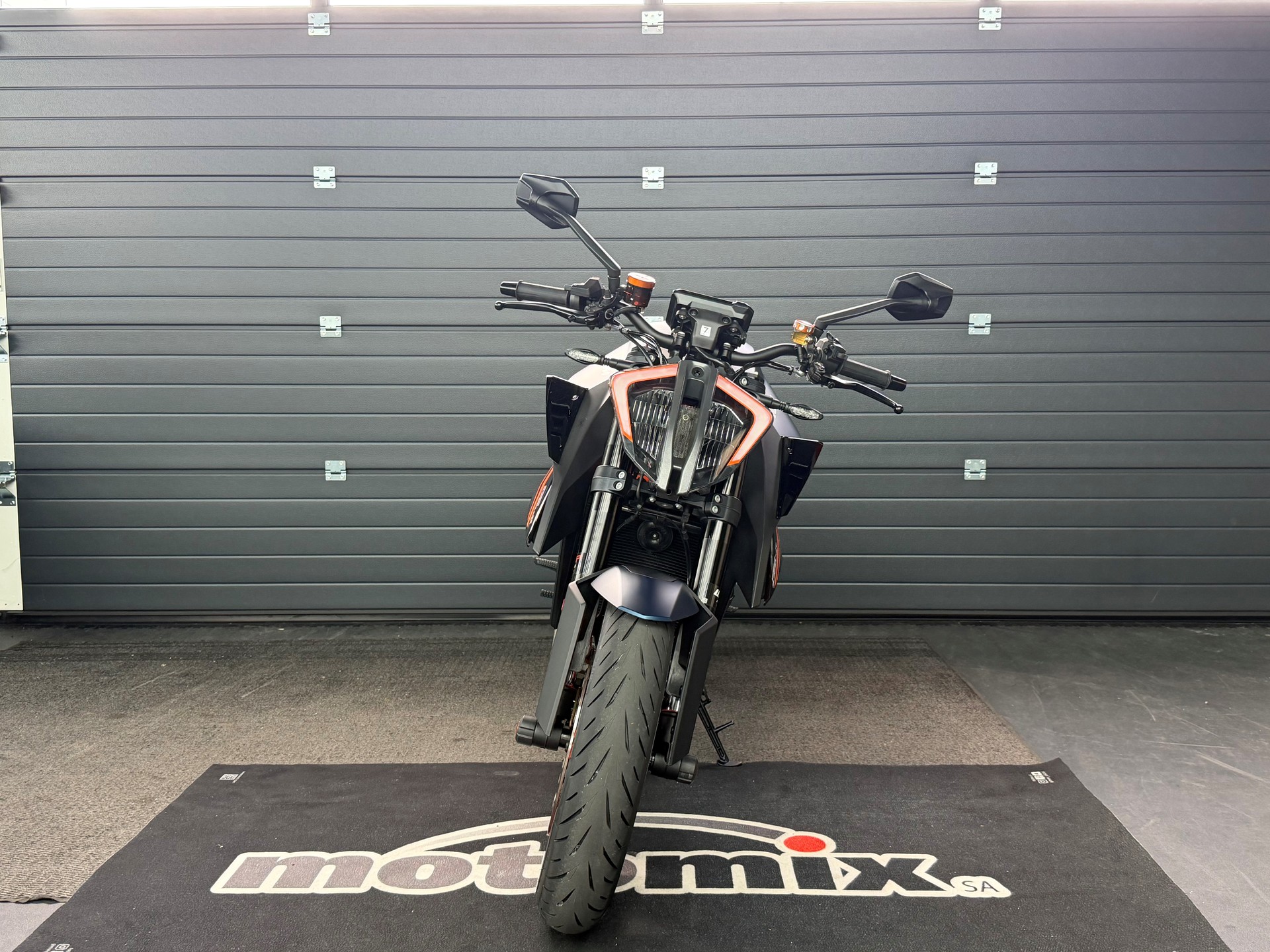KTM 1290 Super Duke R-showroom-element-1