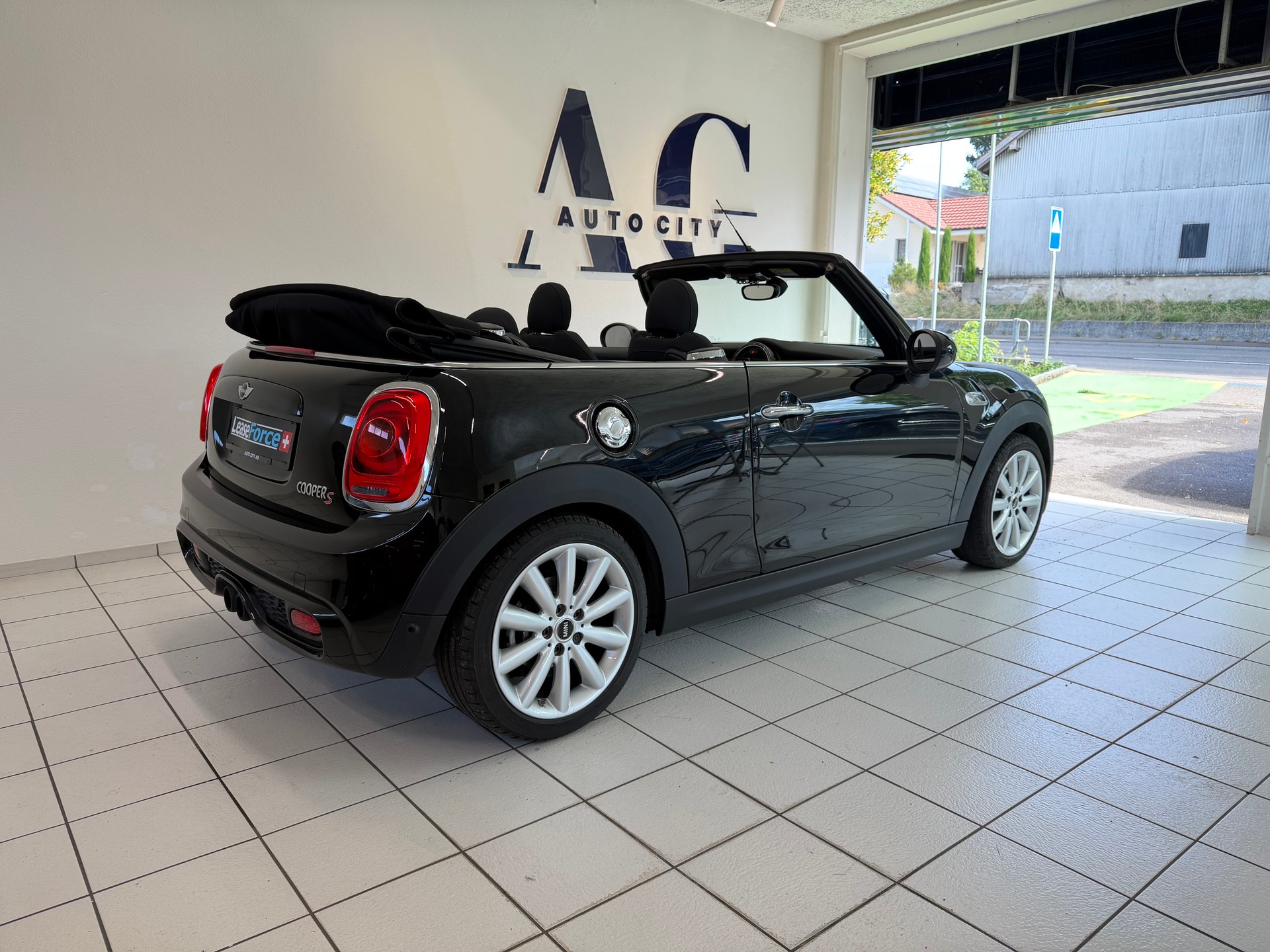 MINI Cooper S Cabriolet-image-1