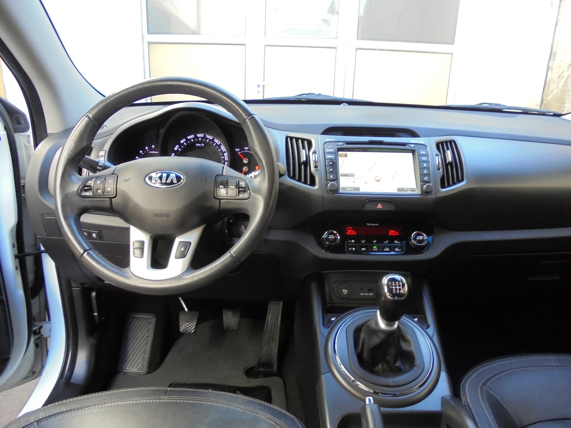 KIA Sportage 2.0 CRDi Style 4WD-image-9