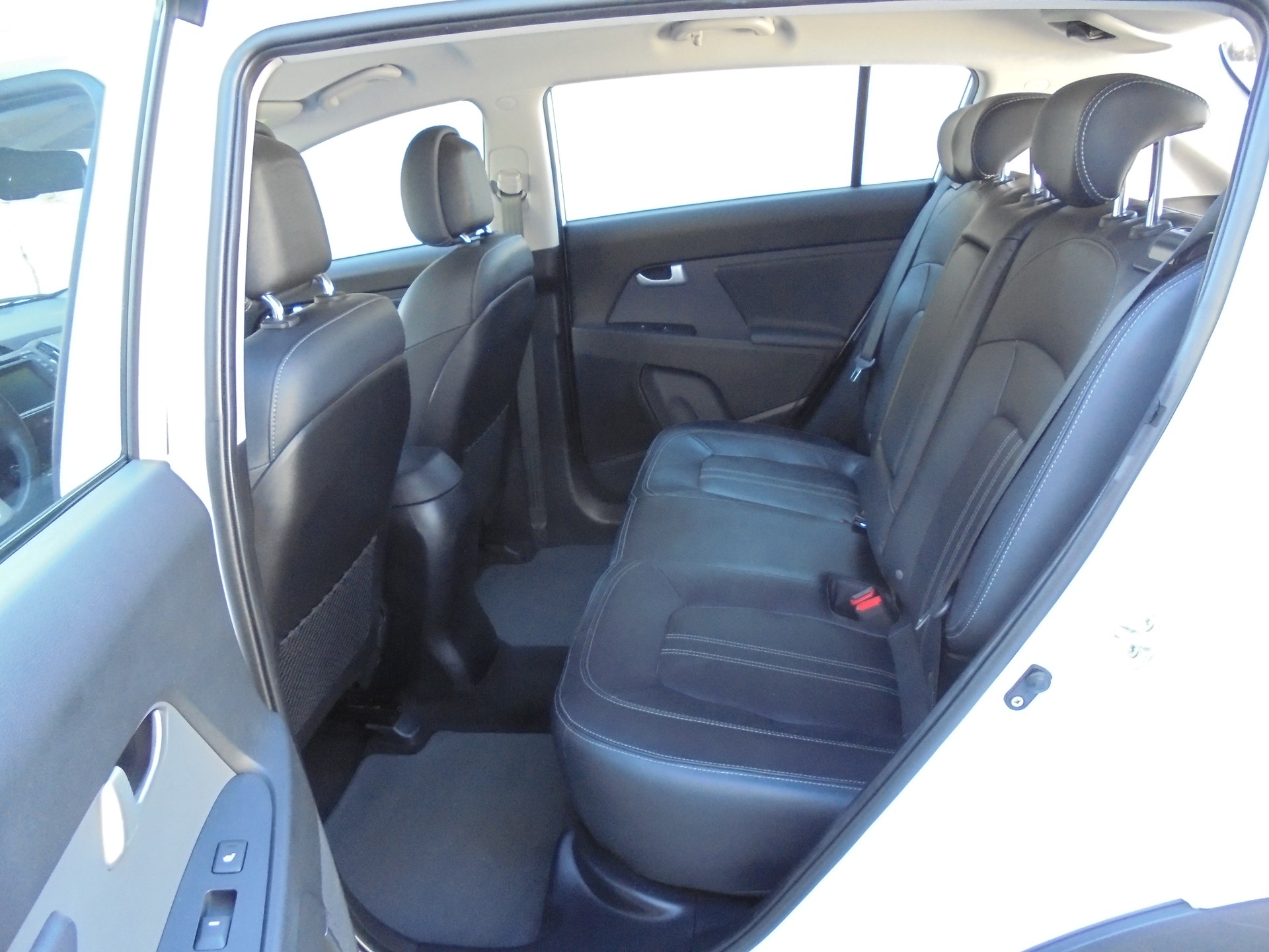 KIA Sportage 2.0 CRDi Style 4WD-image-8