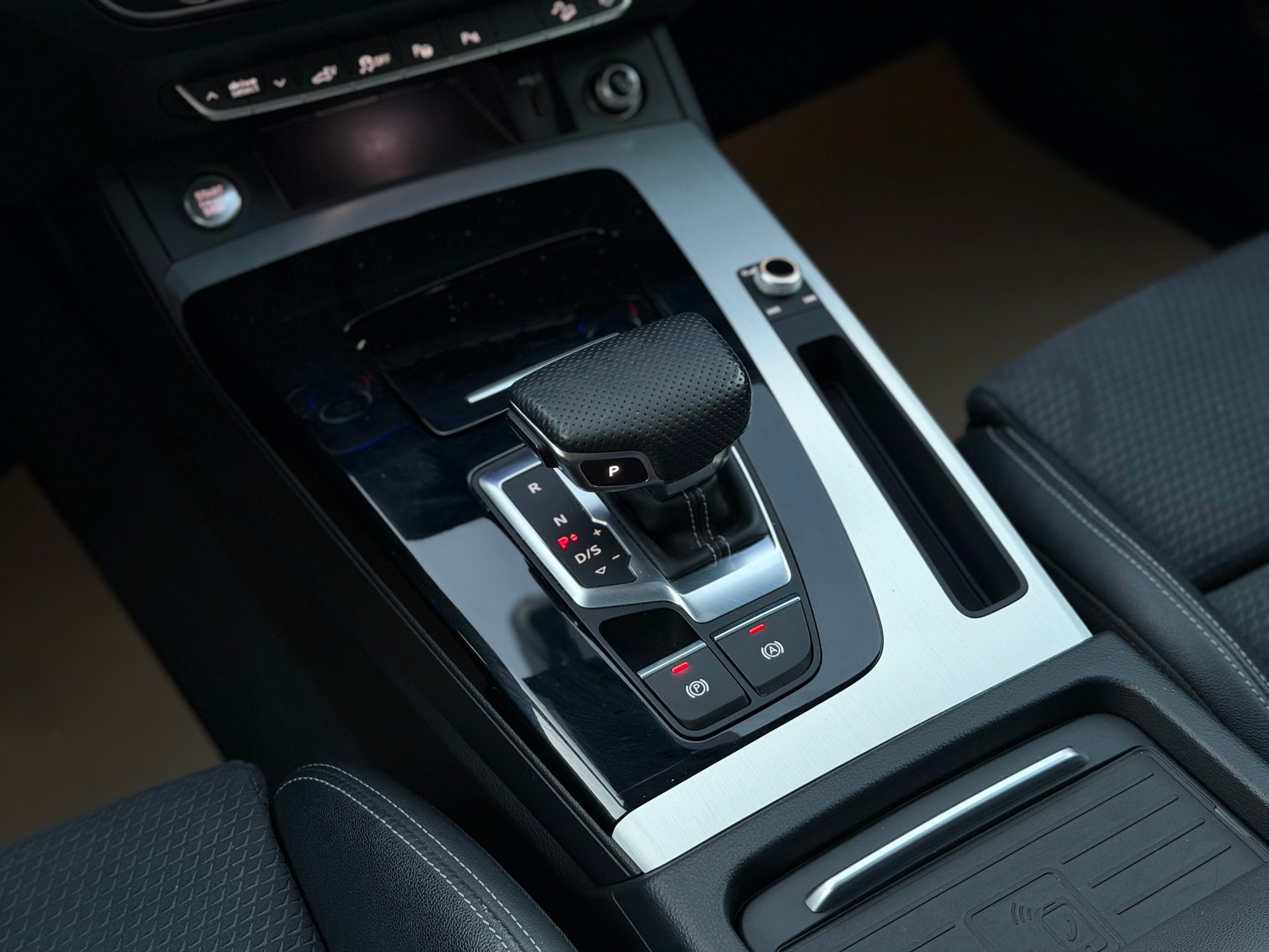 AUDI Q5 50 TFSI e PHEV S line quattro S-tronic-image-17