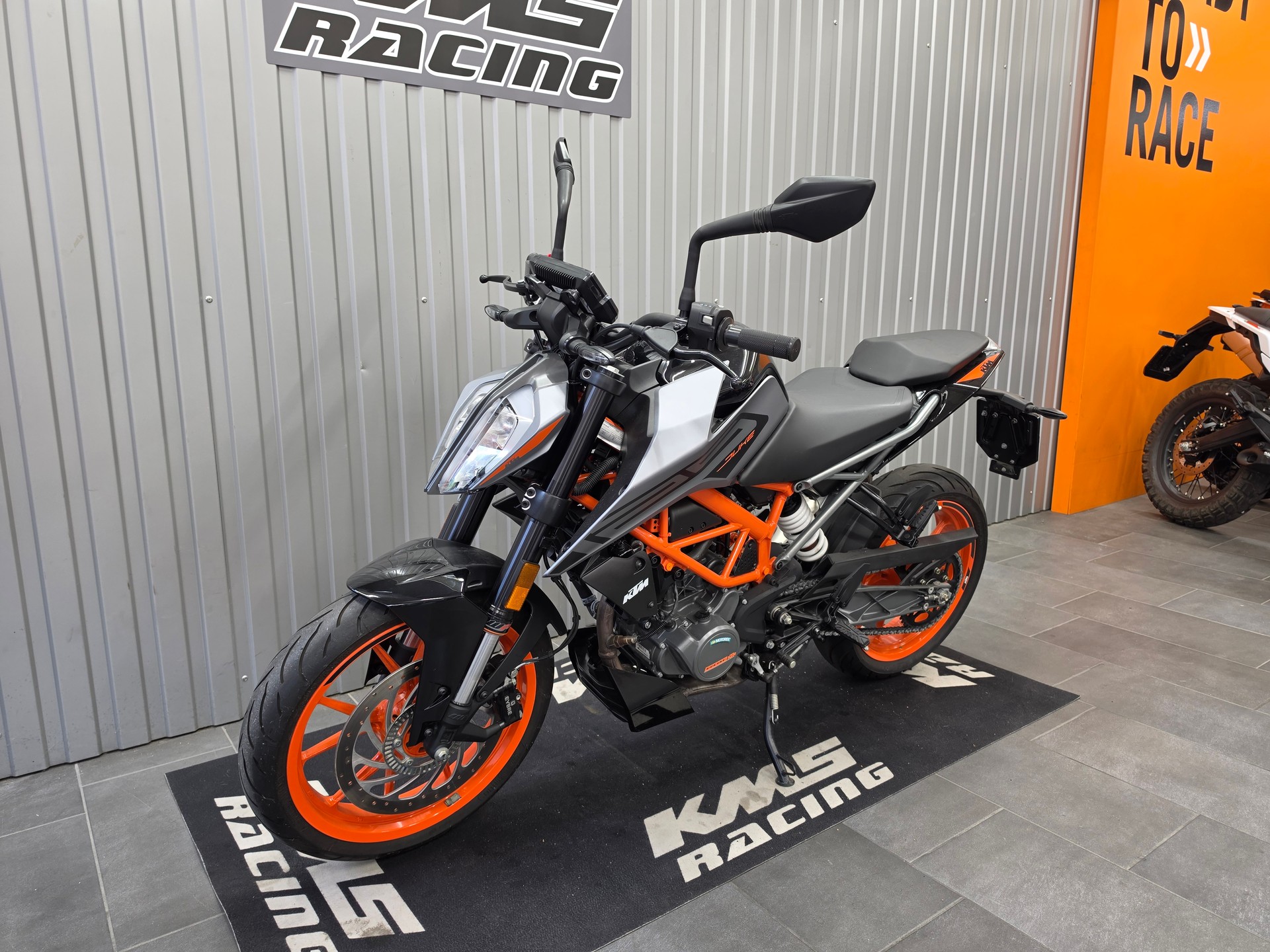 KTM 125 Duke-showroom-element-2