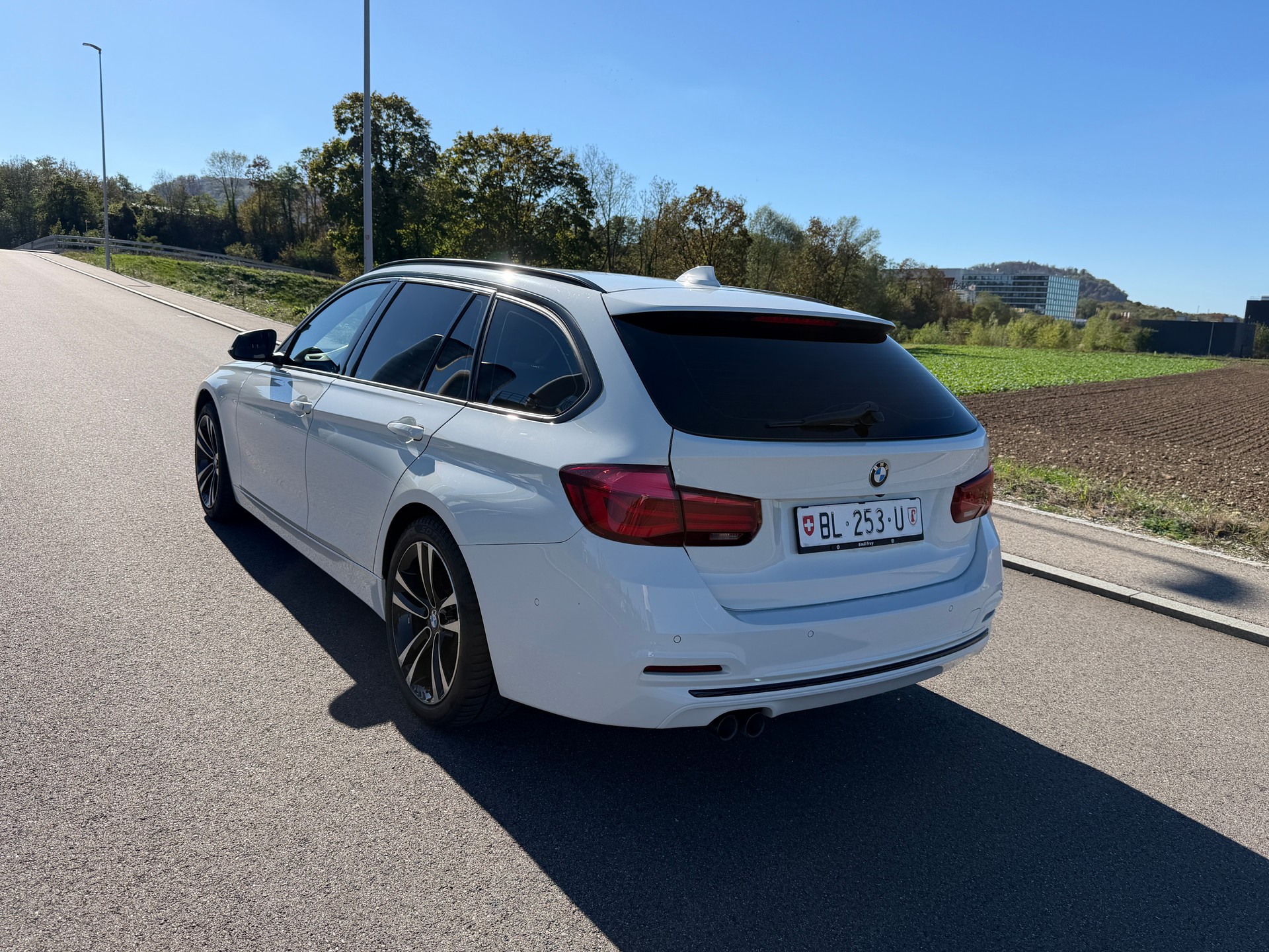BMW 320d xDrive Touring Edition Sport Line Steptronic-image-10
