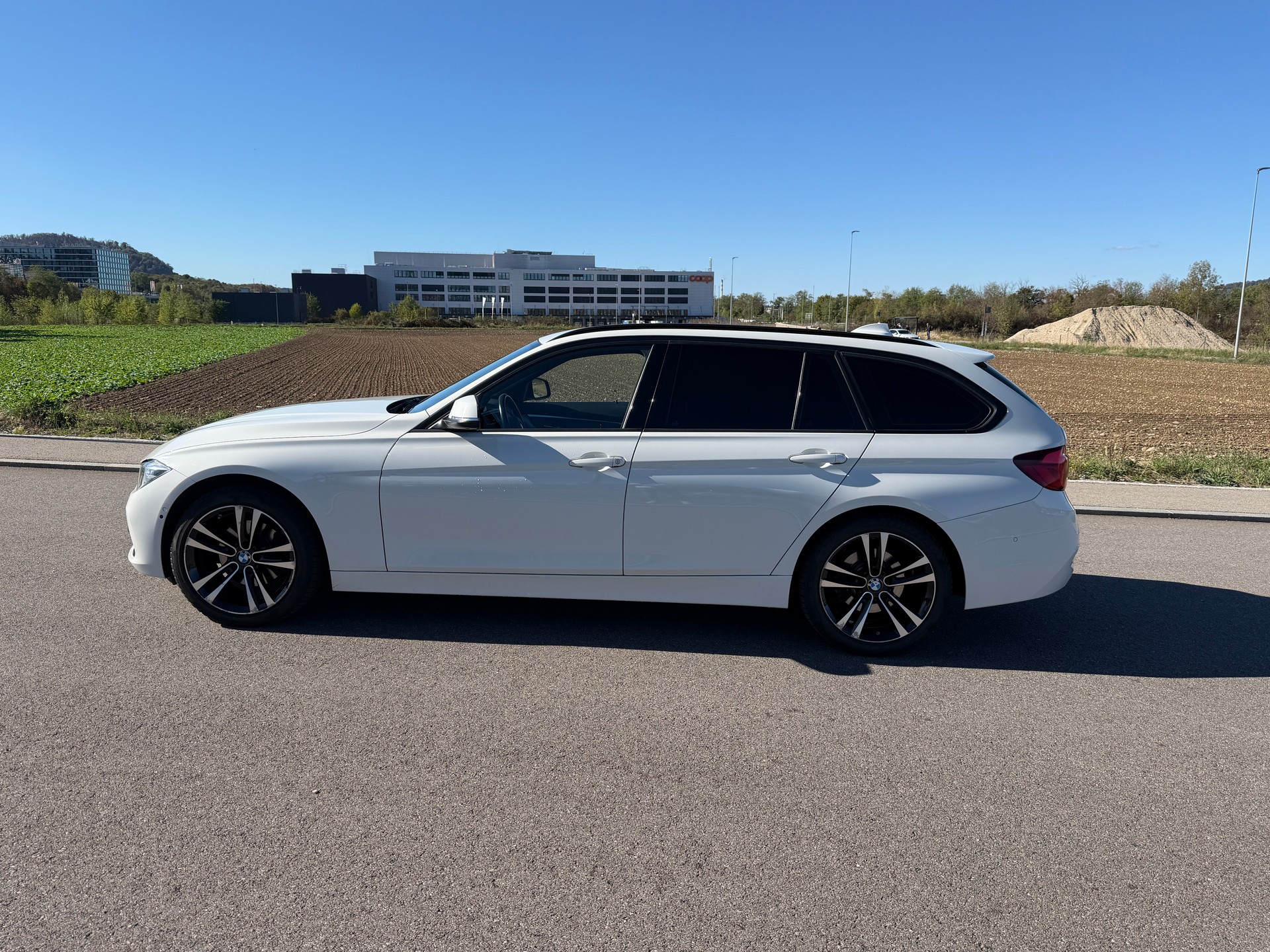 BMW 320d xDrive Touring Edition Sport Line Steptronic-image-5