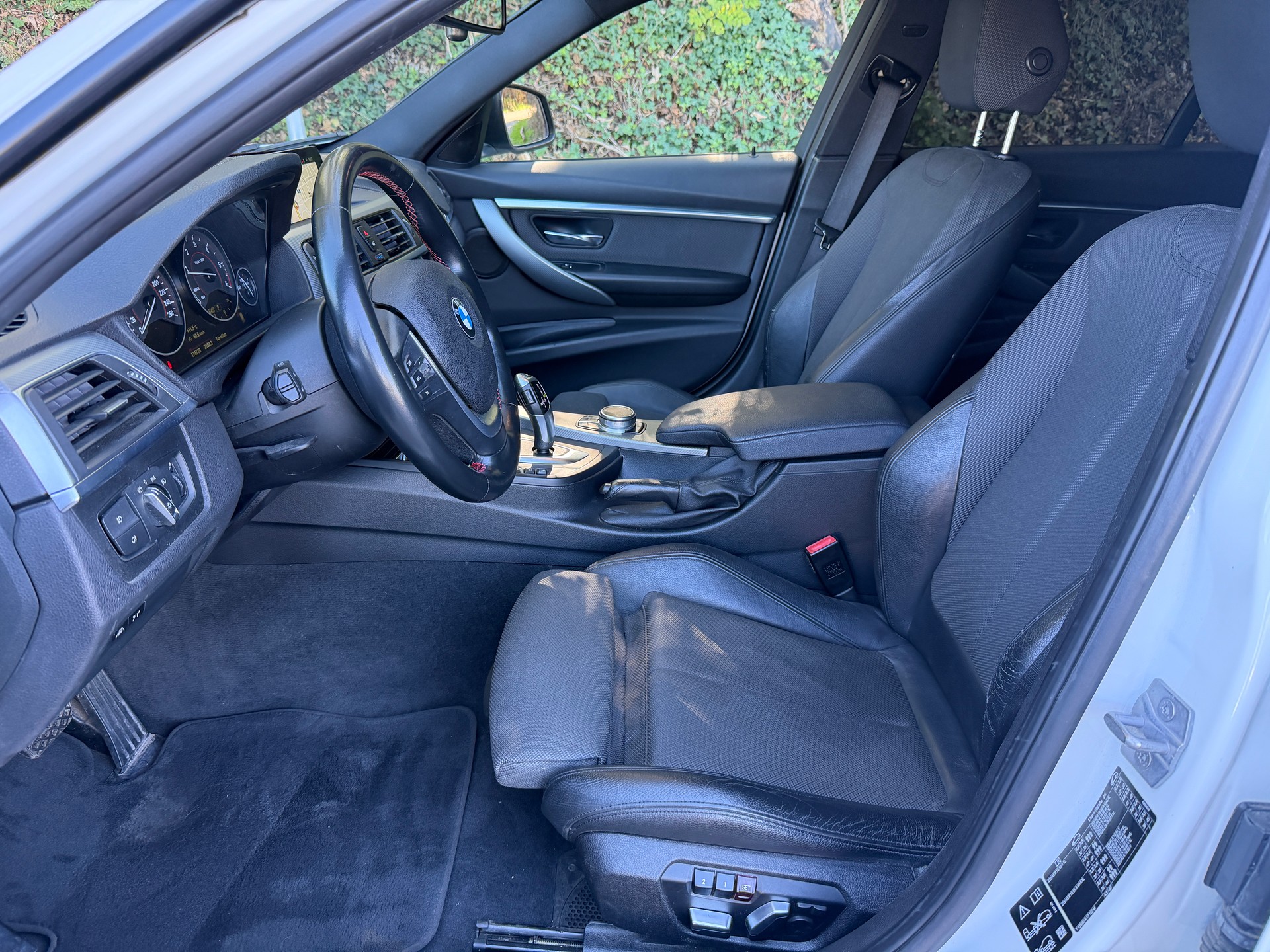 BMW 320d xDrive Touring Edition Sport Line Steptronic-image-2