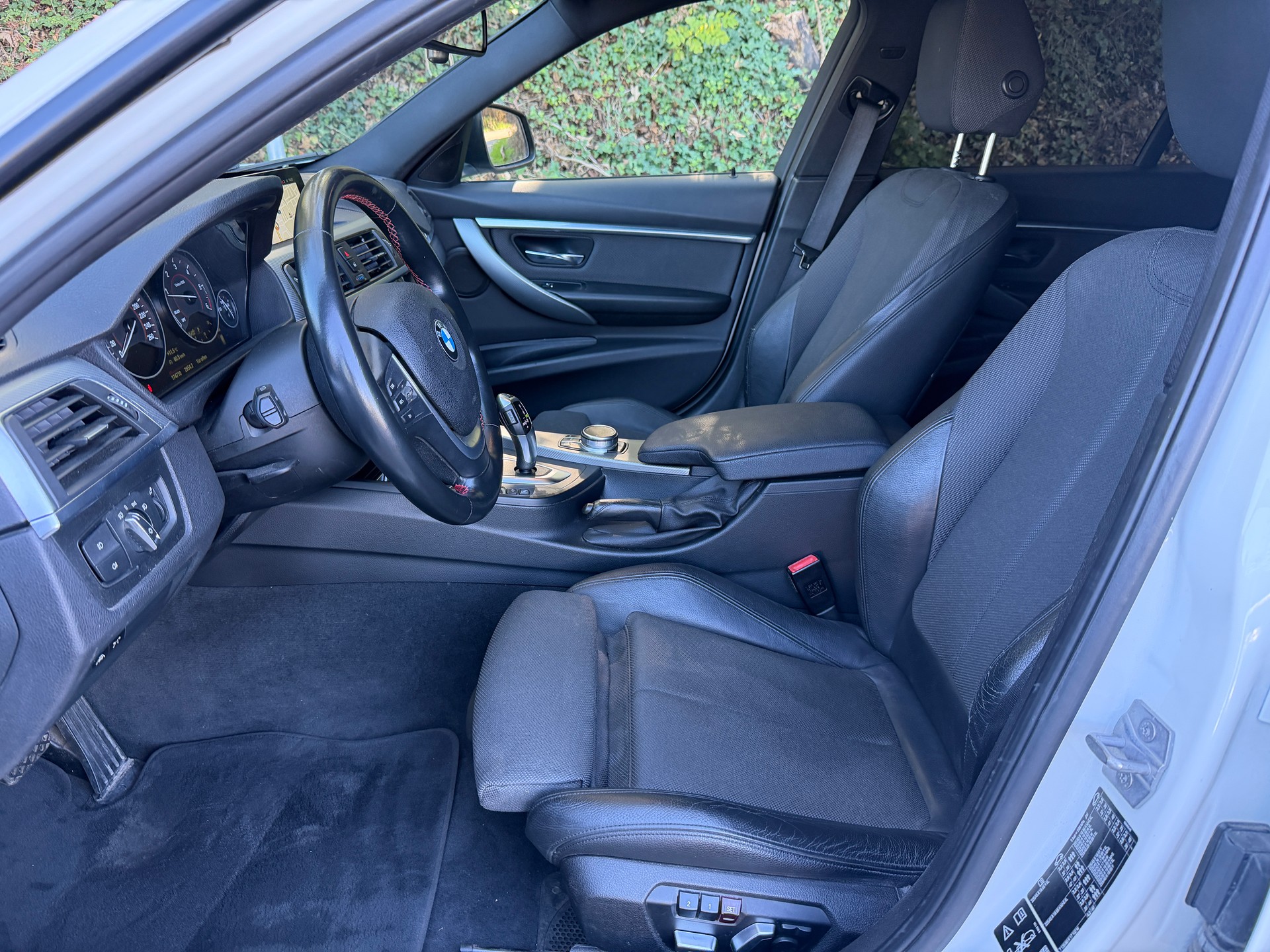 BMW 320d xDrive Touring Edition Sport Line Steptronic-image-12