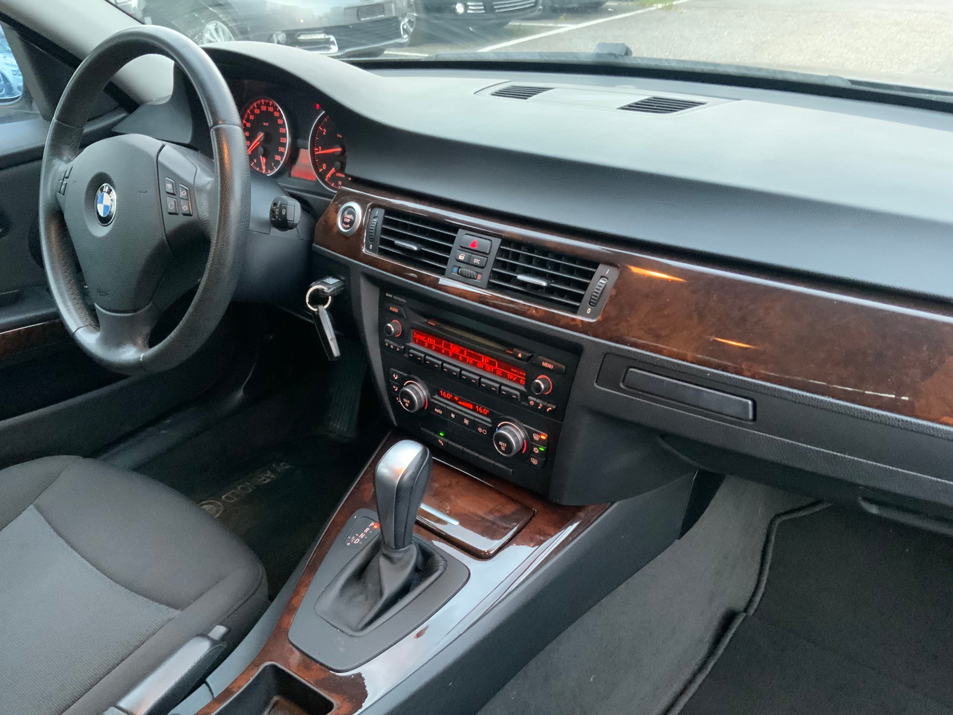 BMW 320i Steptronic-image-9