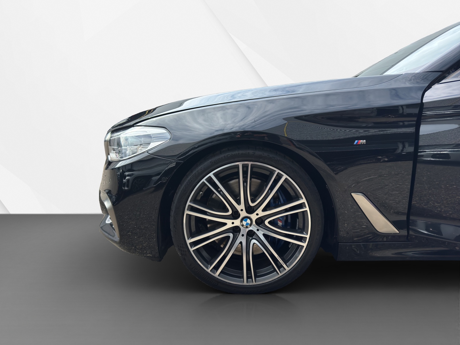 BMW M550i xDrive-image-10
