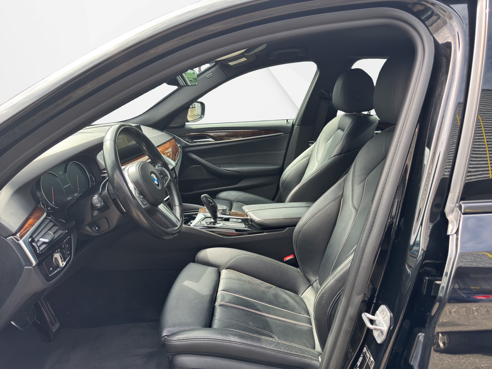 BMW M550i xDrive-image-11