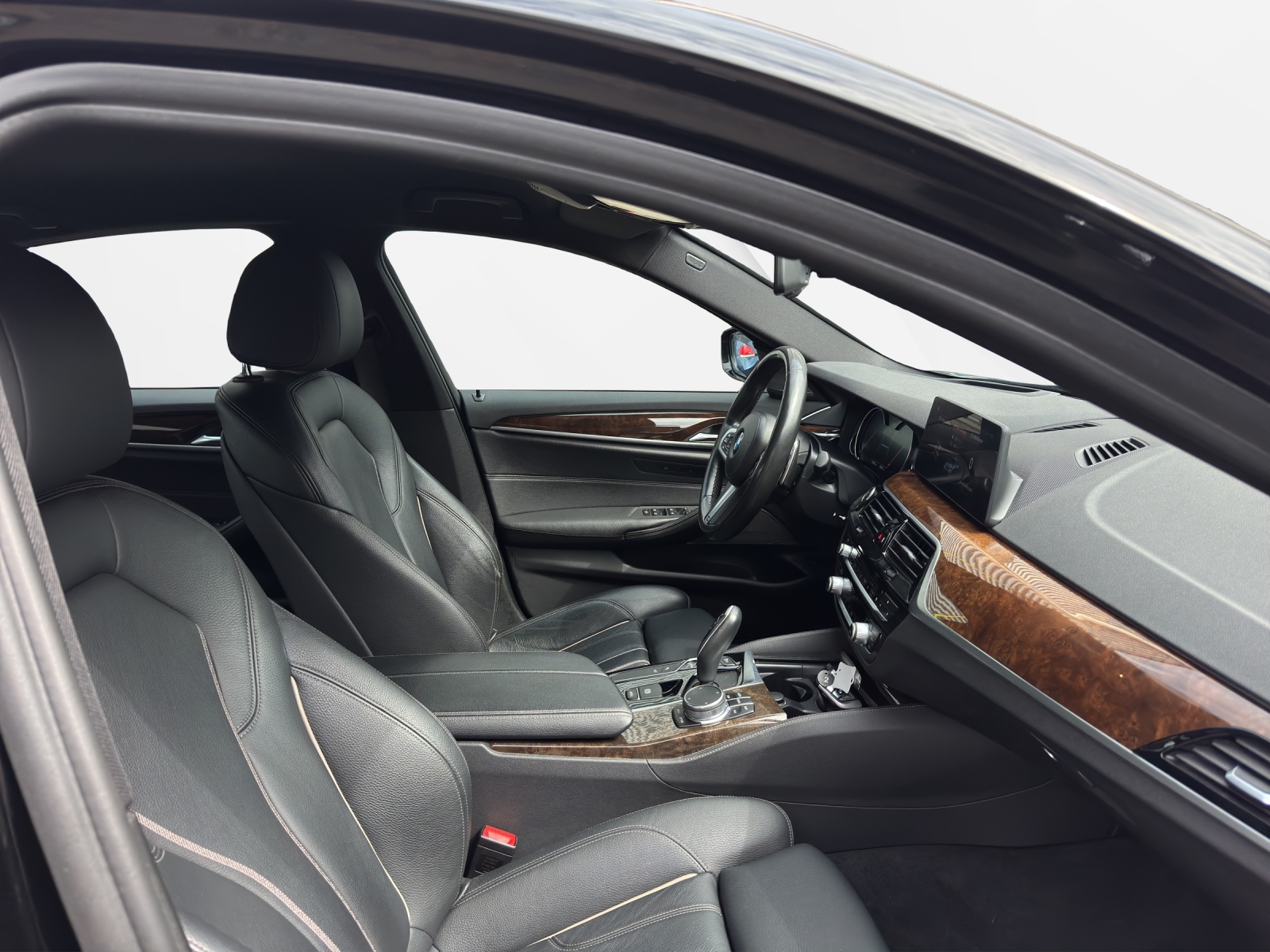BMW M550i xDrive-image-17