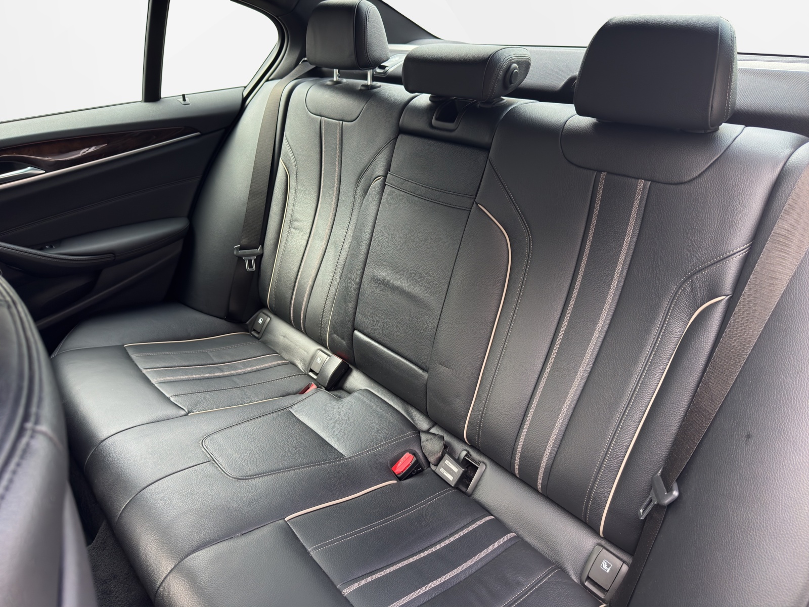 BMW M550i xDrive-image-18