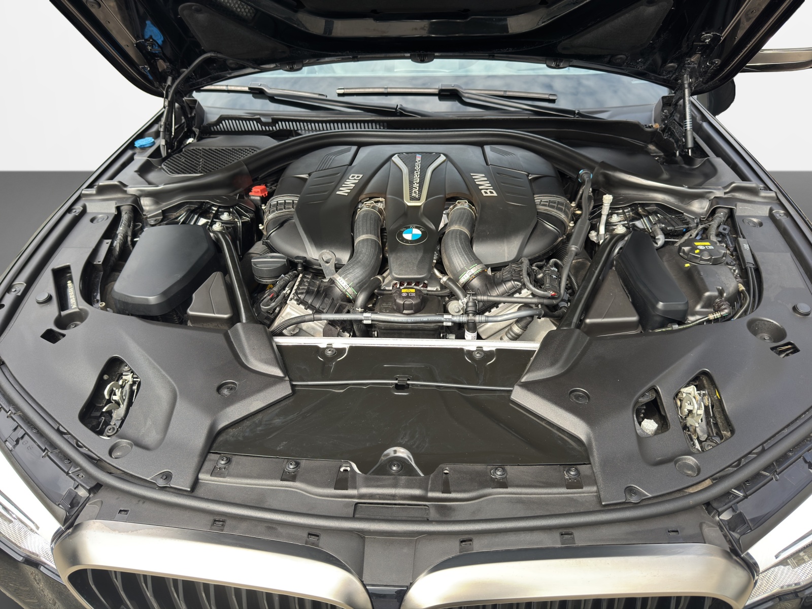 BMW M550i xDrive-image-9