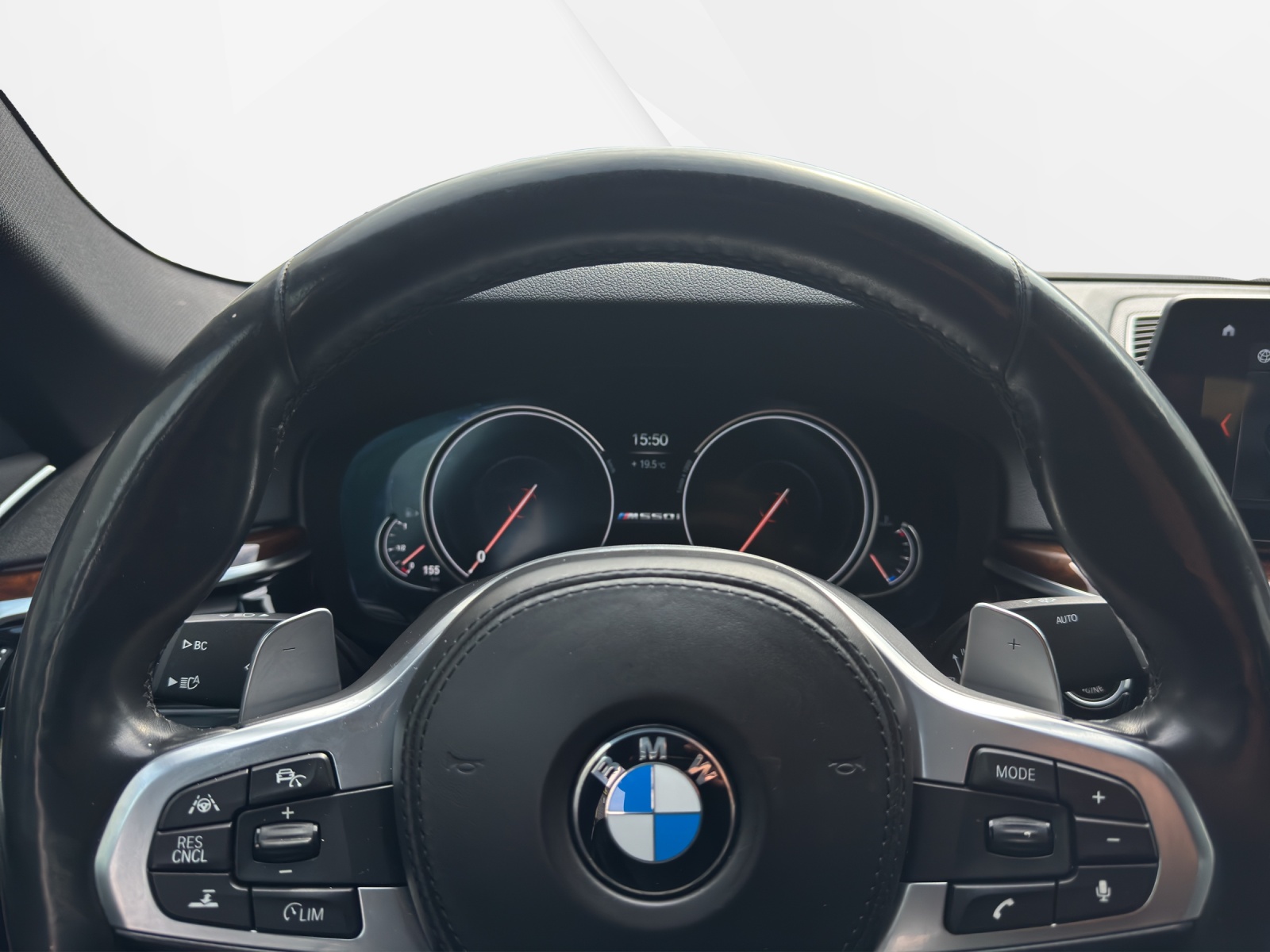 BMW M550i xDrive-image-14