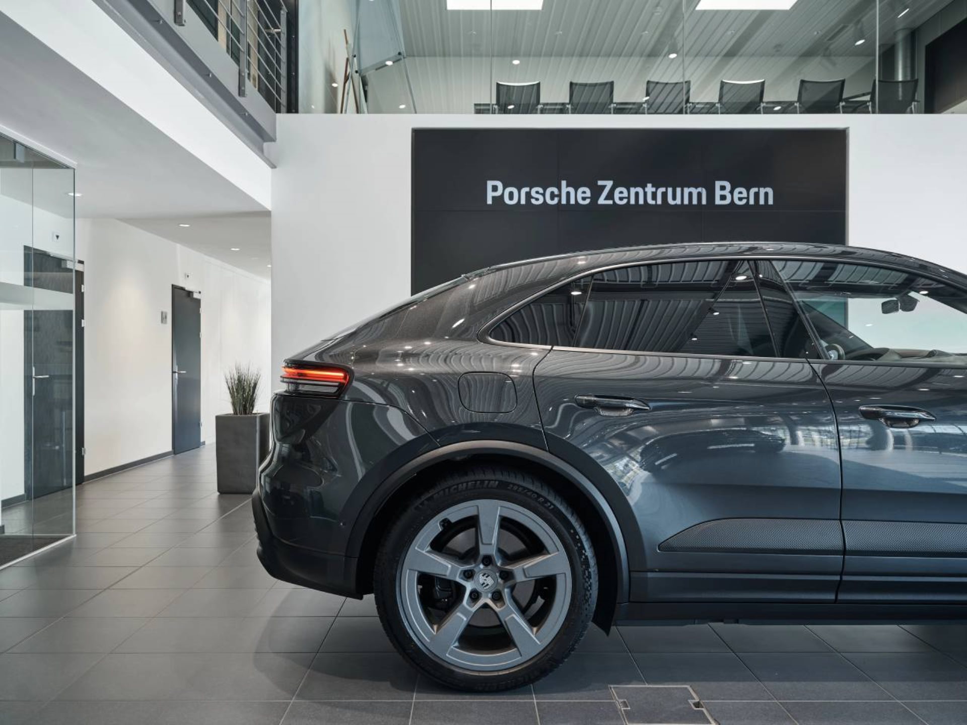 PORSCHE Macan 4-image-9