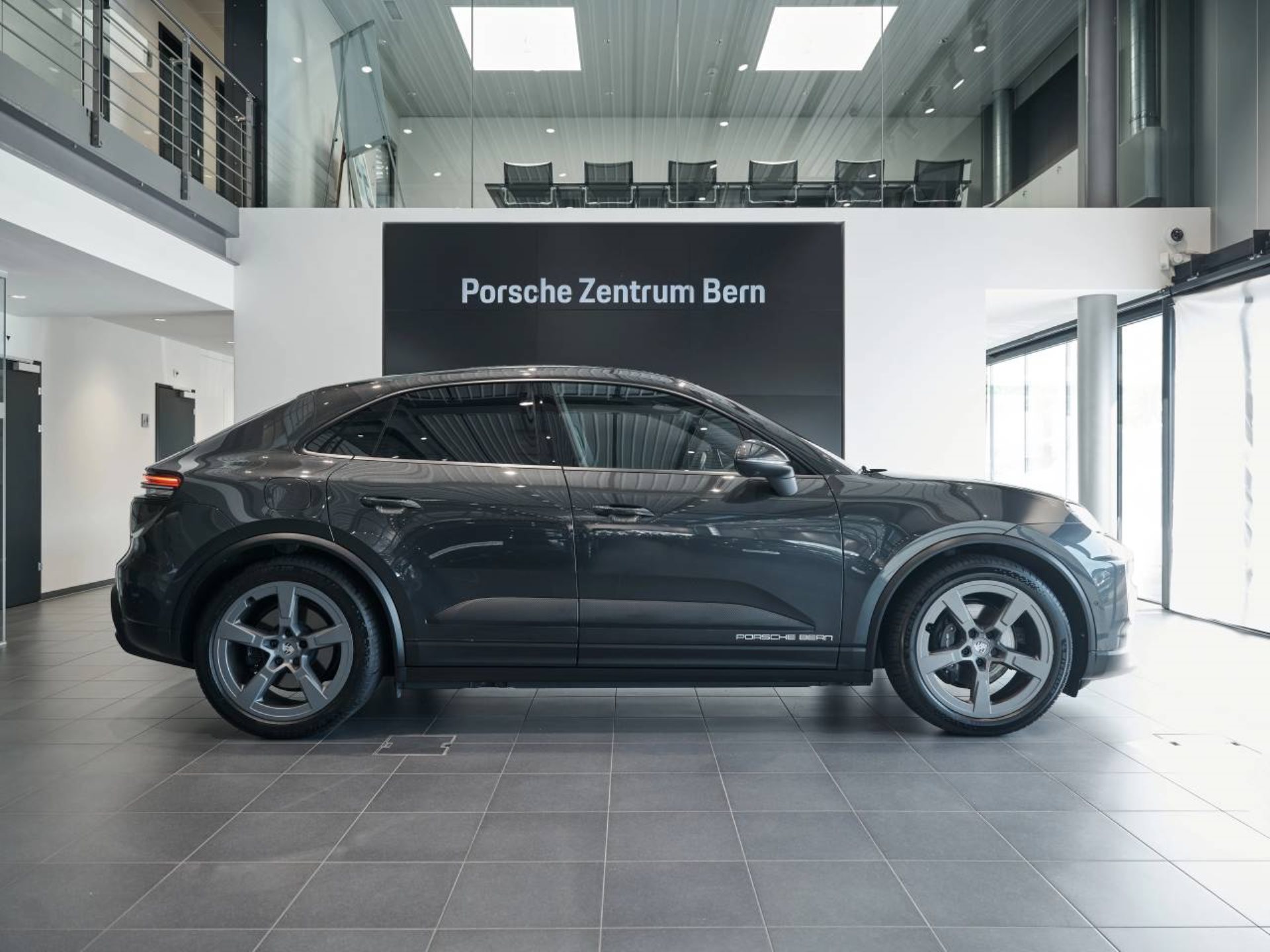 PORSCHE Macan 4-image-1