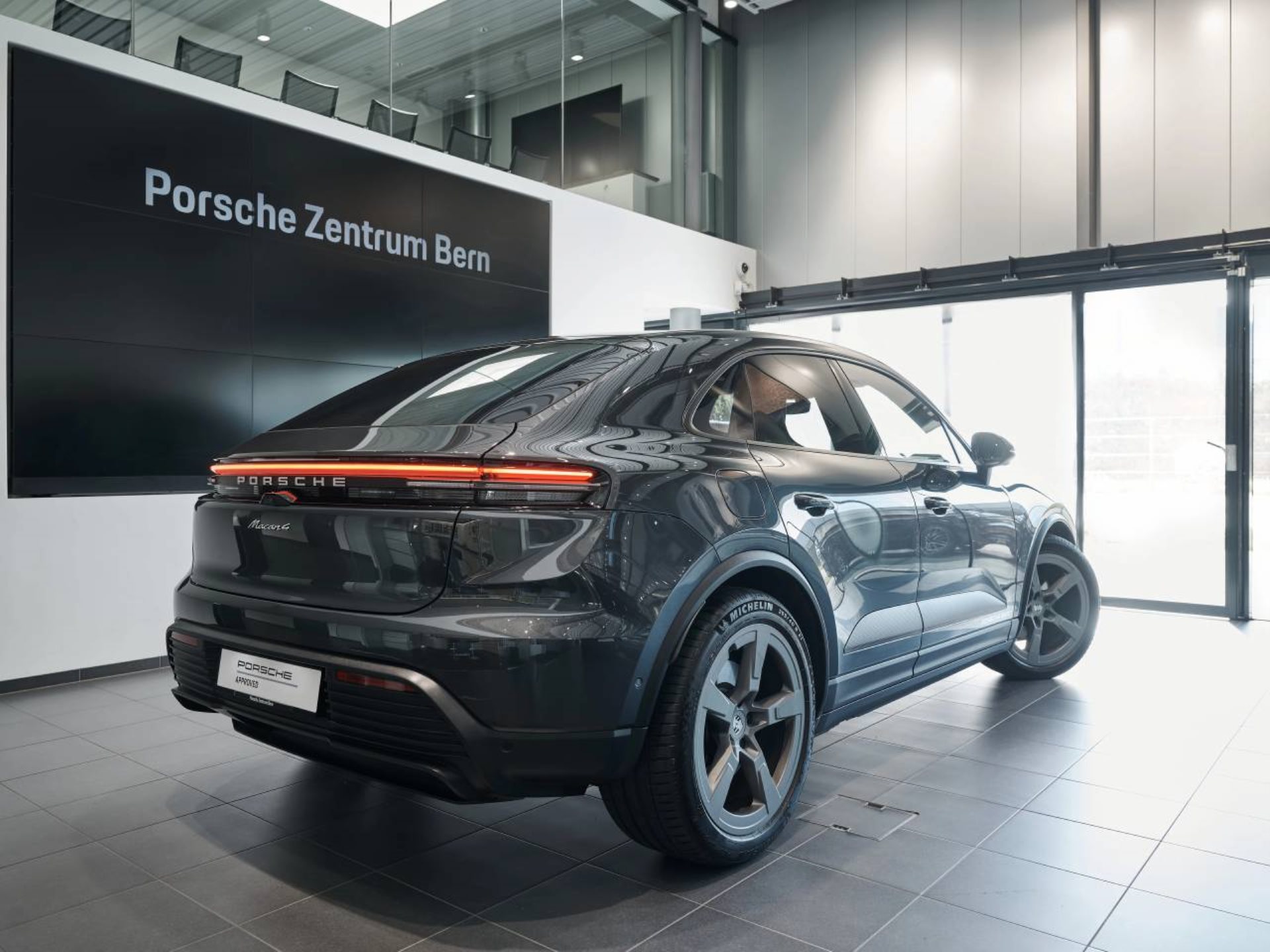 PORSCHE Macan 4-image-2