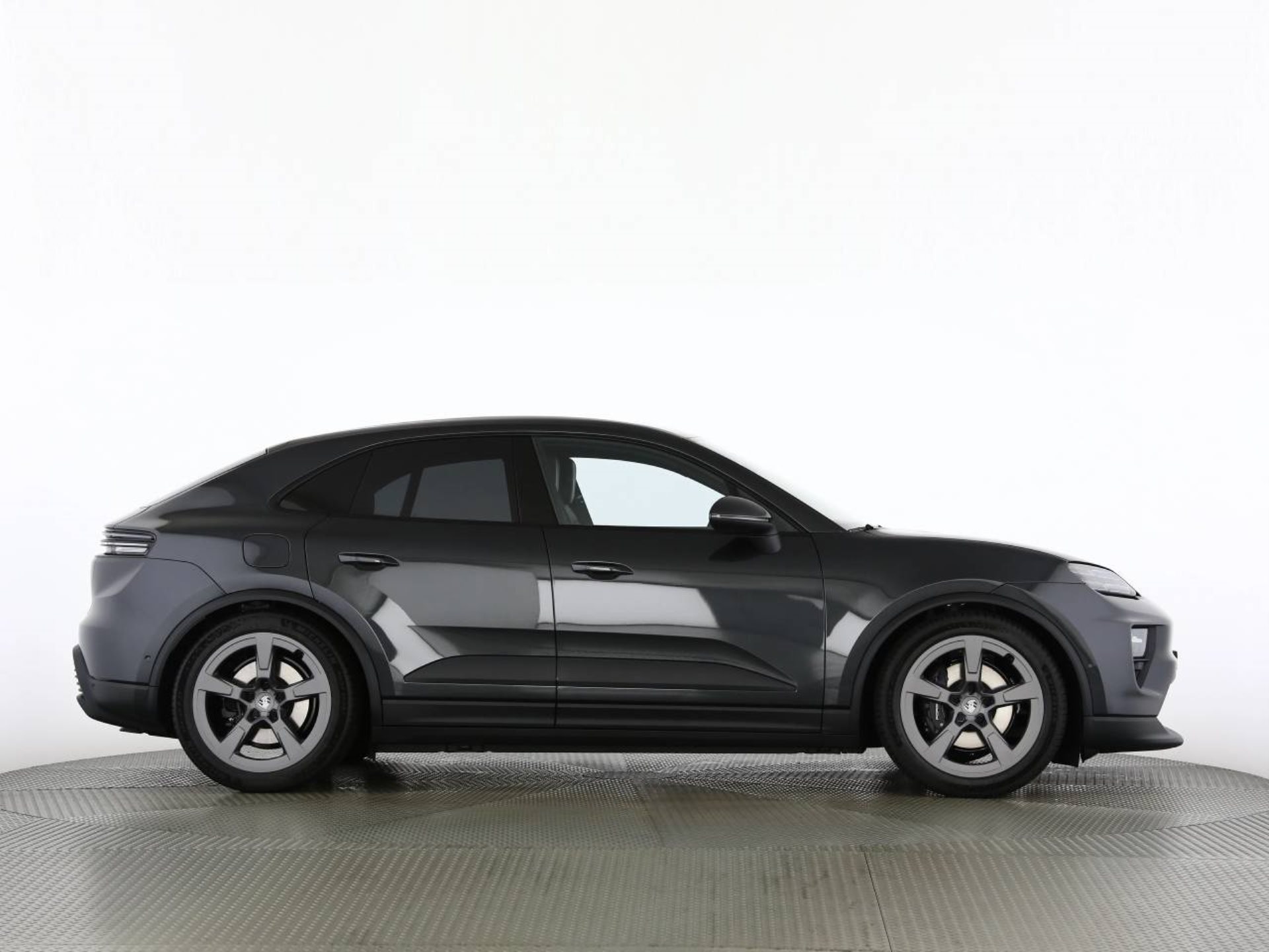 PORSCHE Macan 4-image-1