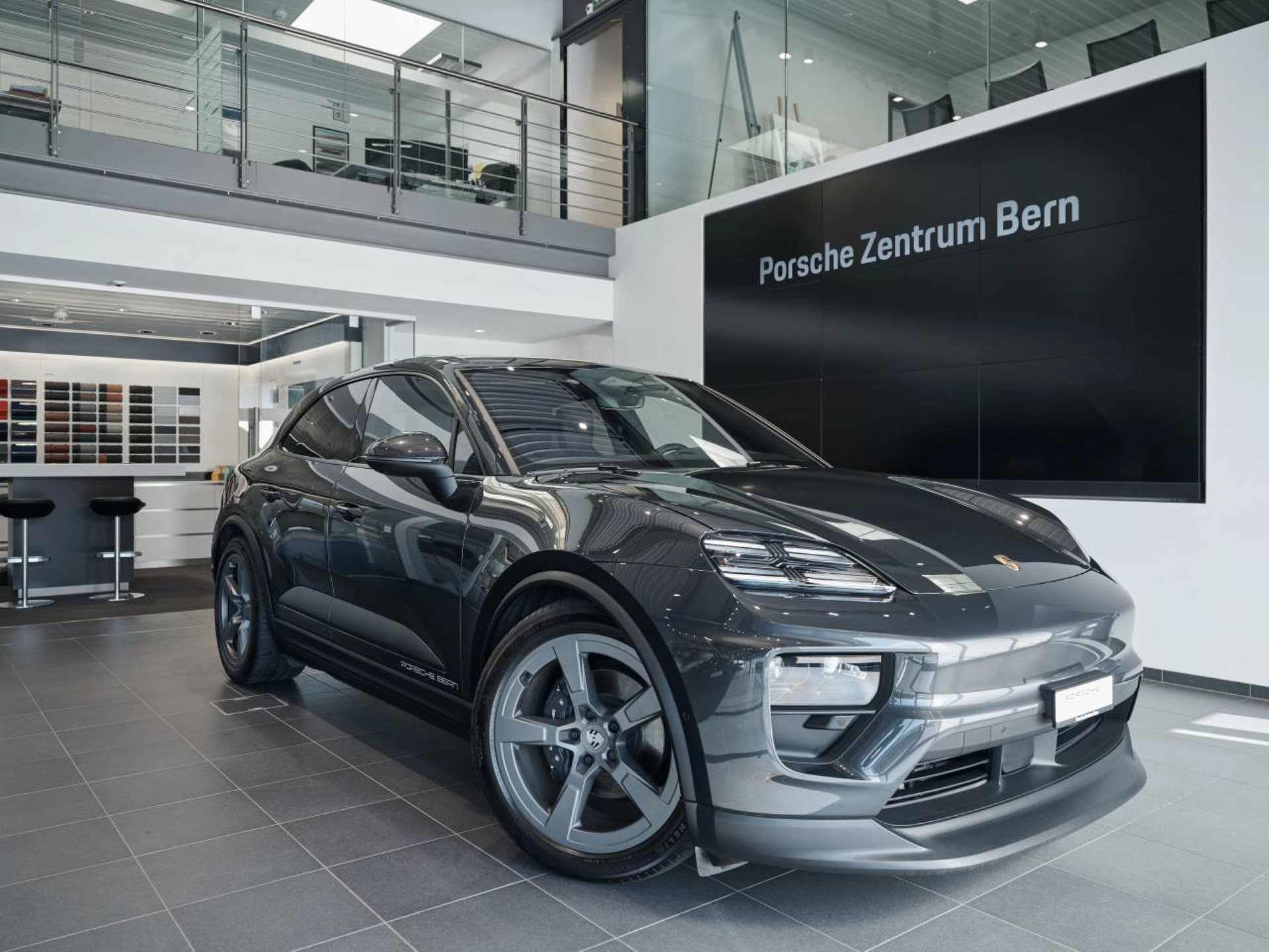 PORSCHE Macan 4-image-0