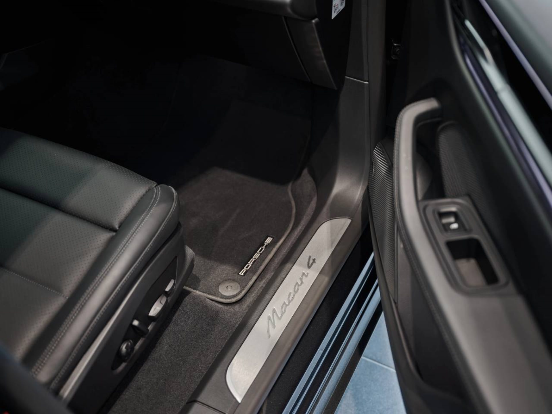 PORSCHE Macan 4-image-23