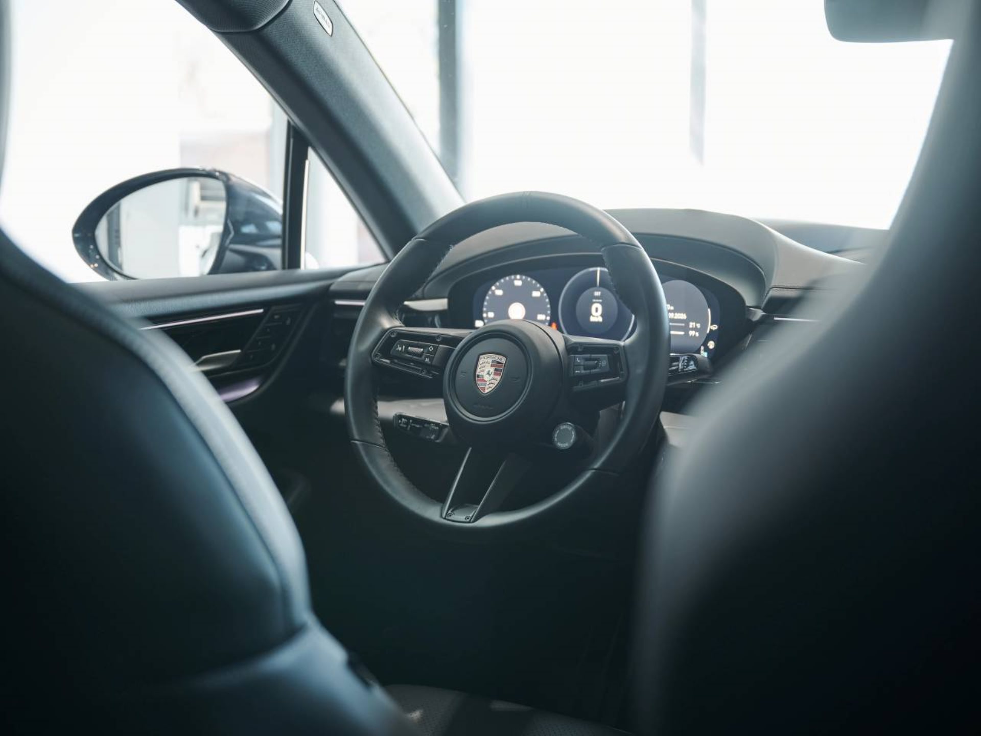 PORSCHE Macan 4-image-14
