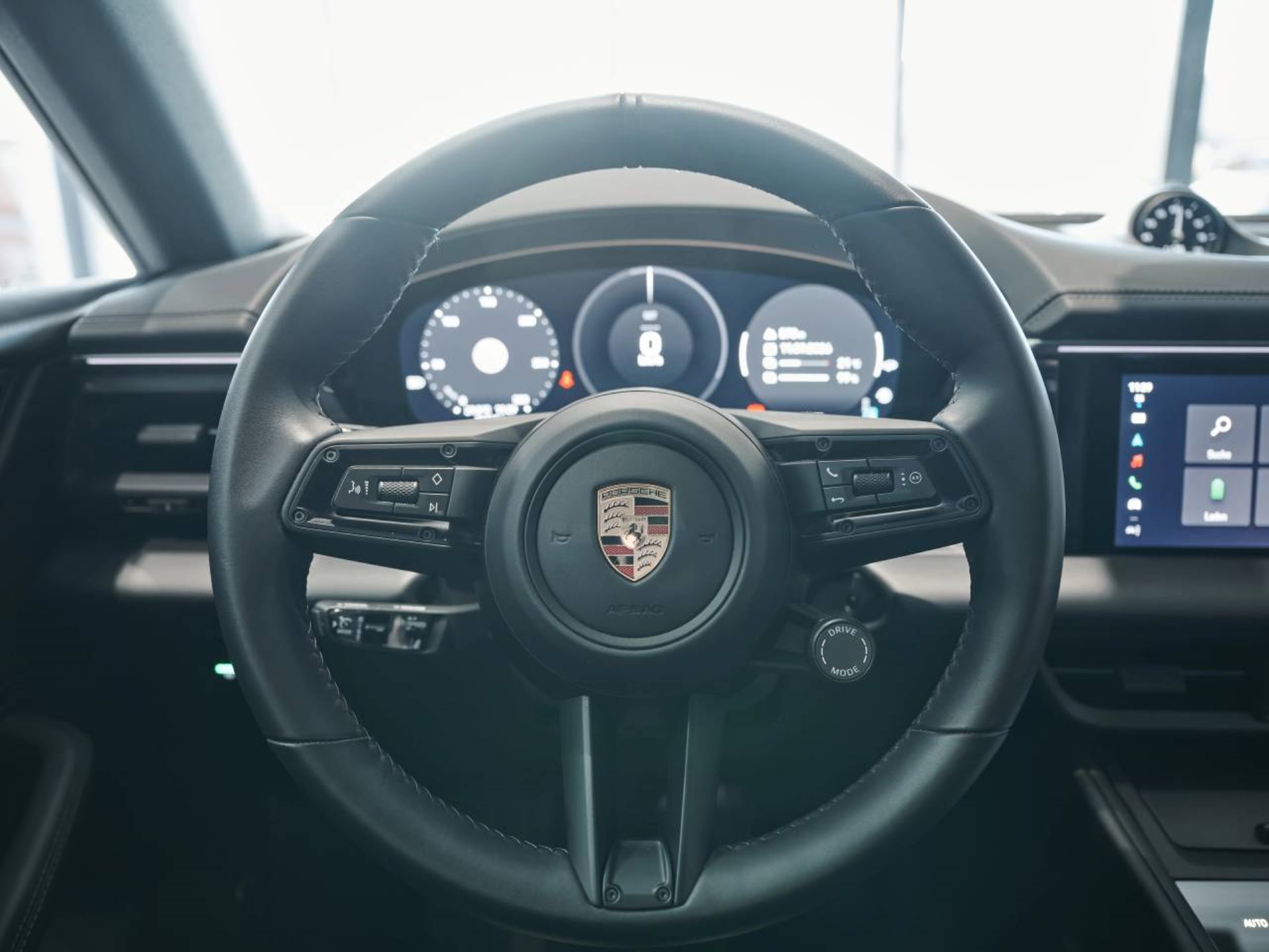 PORSCHE Macan 4-image-13