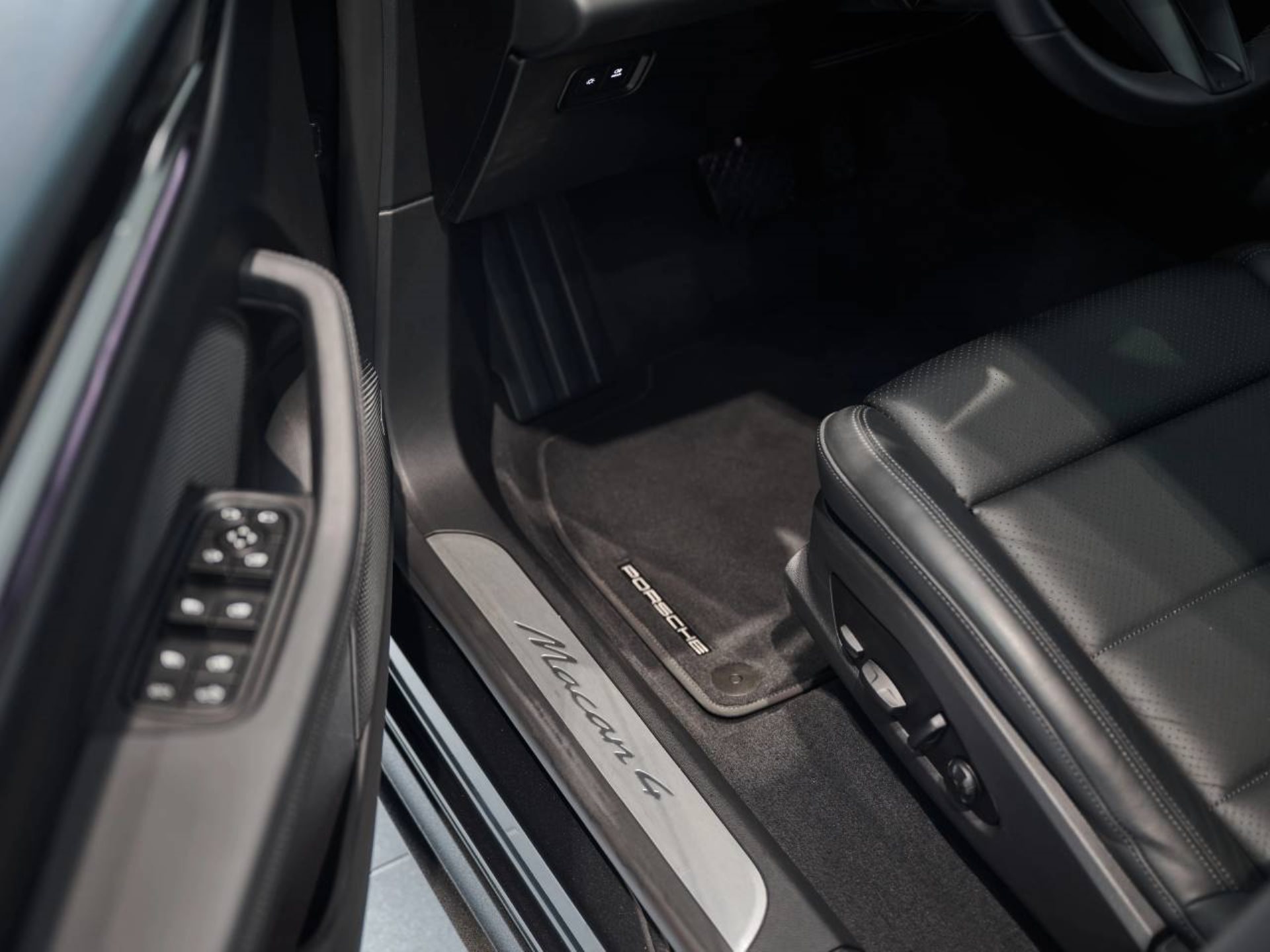 PORSCHE Macan 4-image-21