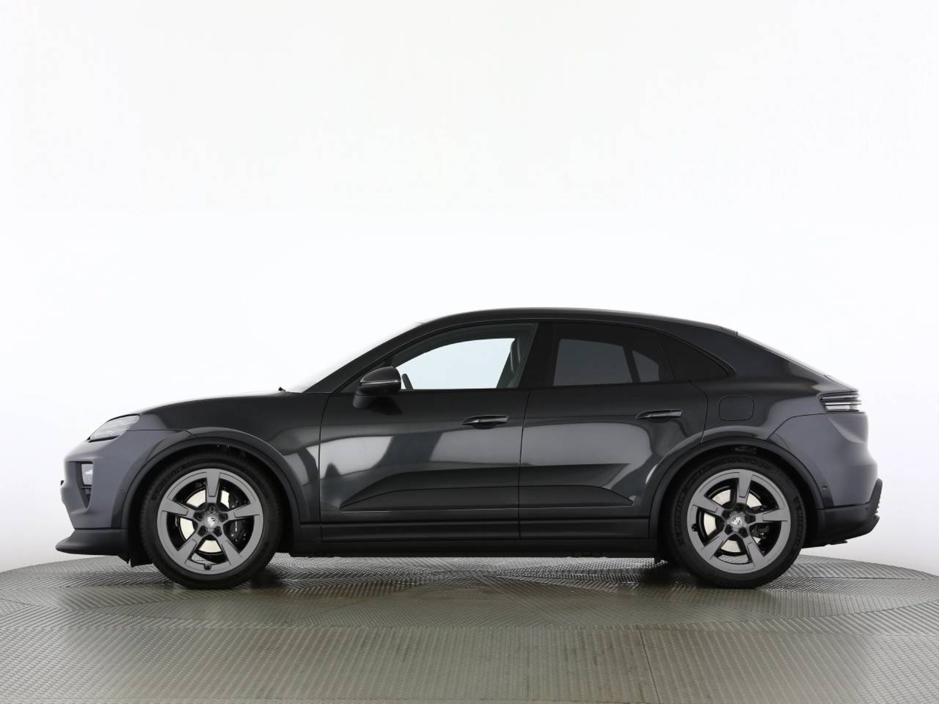 PORSCHE Macan 4-image-9