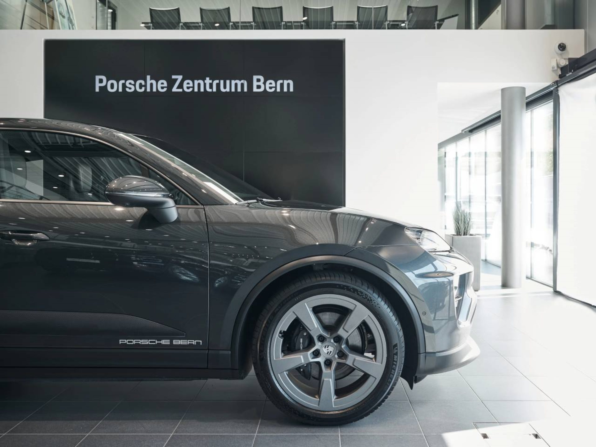 PORSCHE Macan 4-image-10