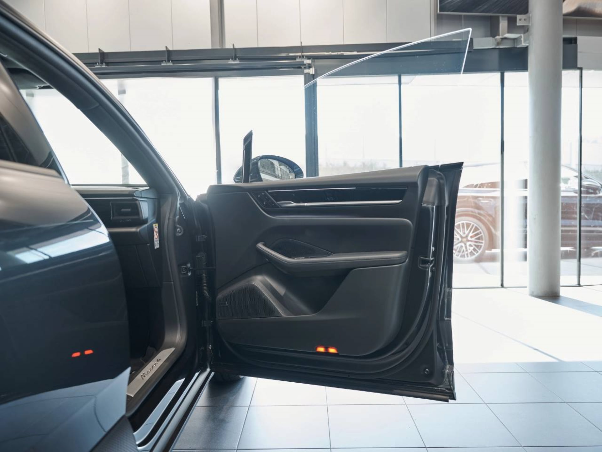 PORSCHE Macan 4-image-22