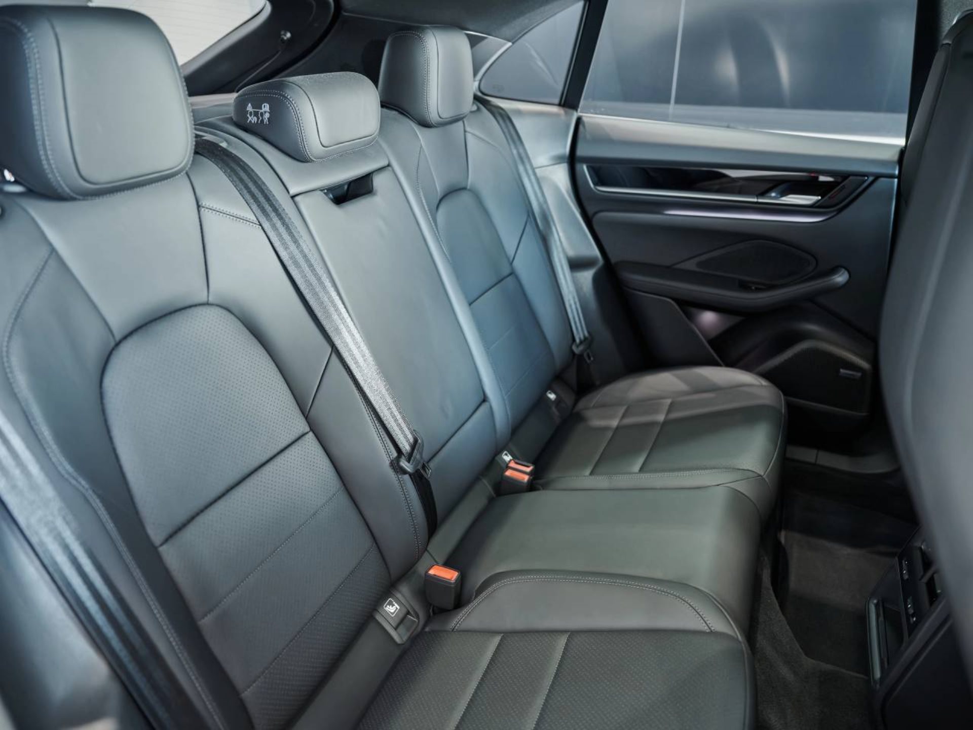 PORSCHE Macan 4-image-19