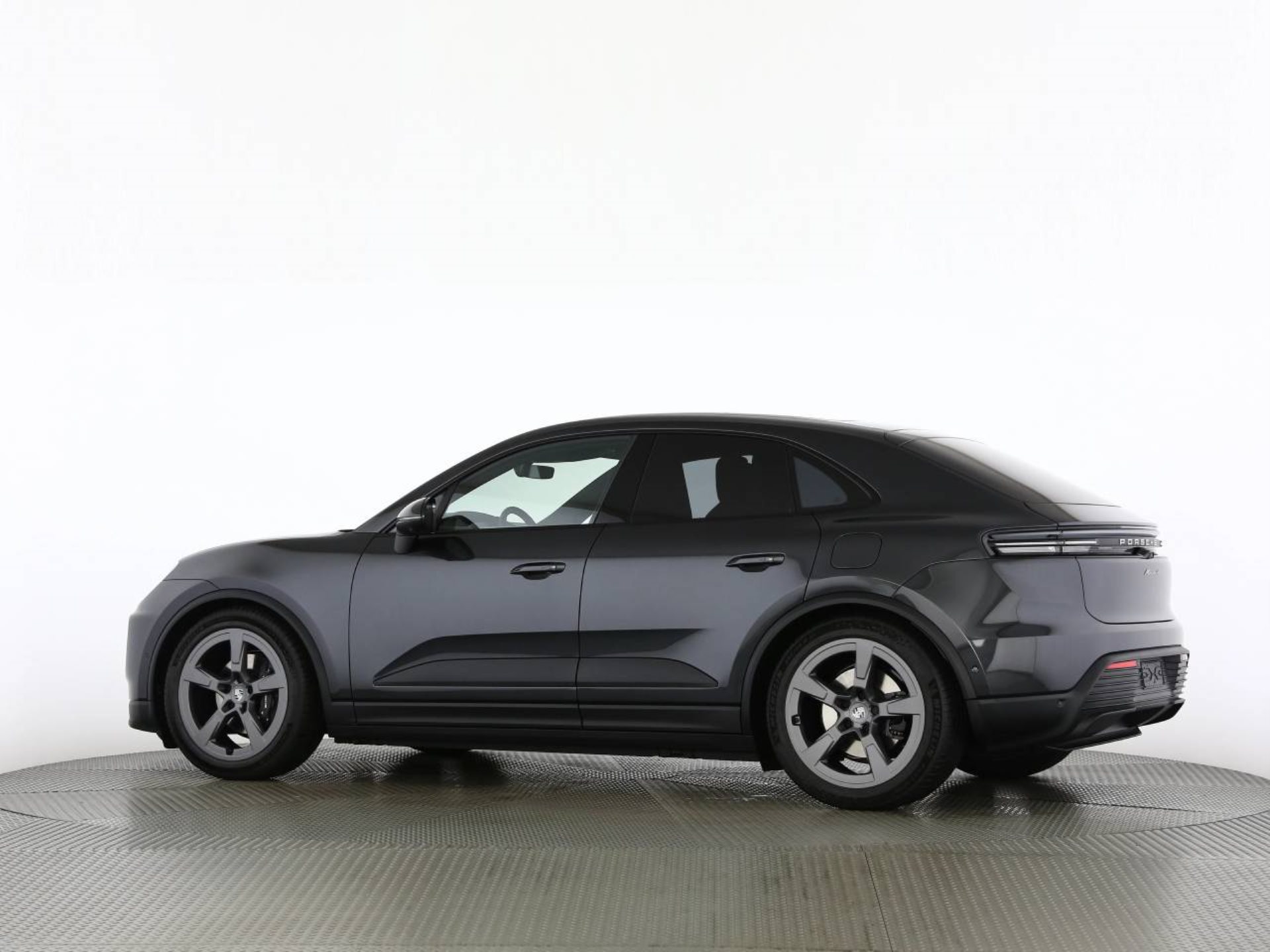 PORSCHE Macan 4-image-8