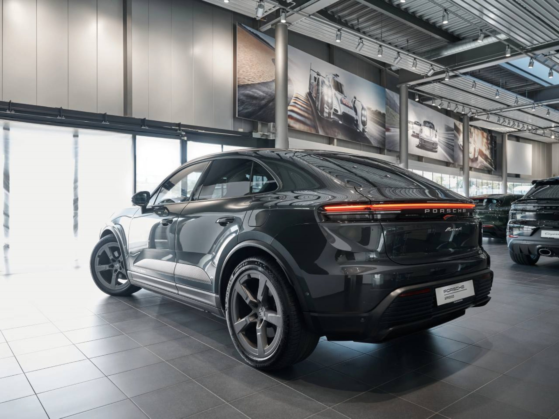 PORSCHE Macan 4-image-6