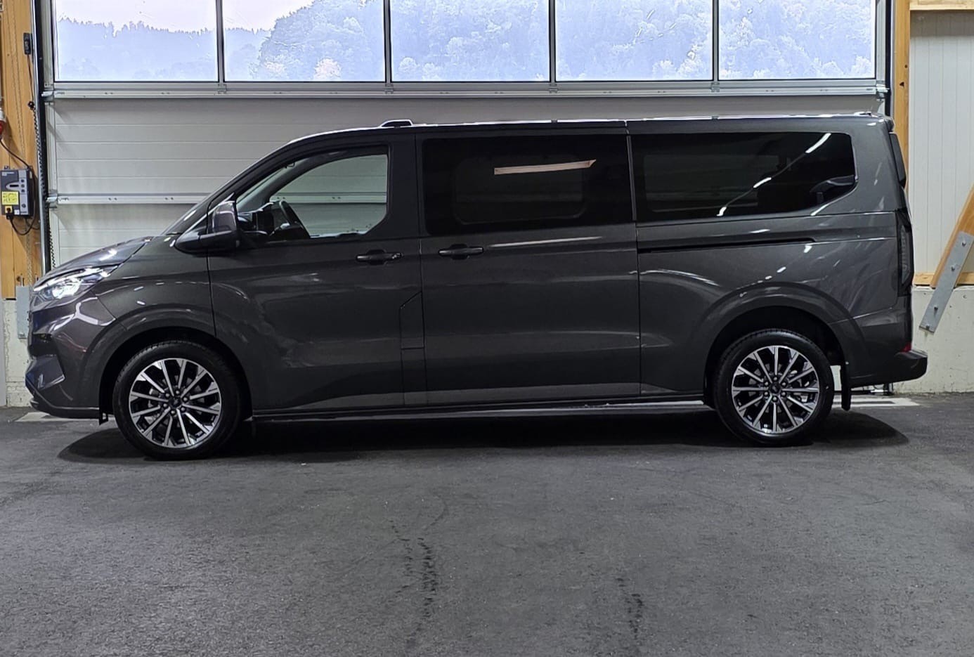 FORD Tourneo Bus 320 Custom L2H1 TitaniumX Automat *8-Plätzer*-image-1