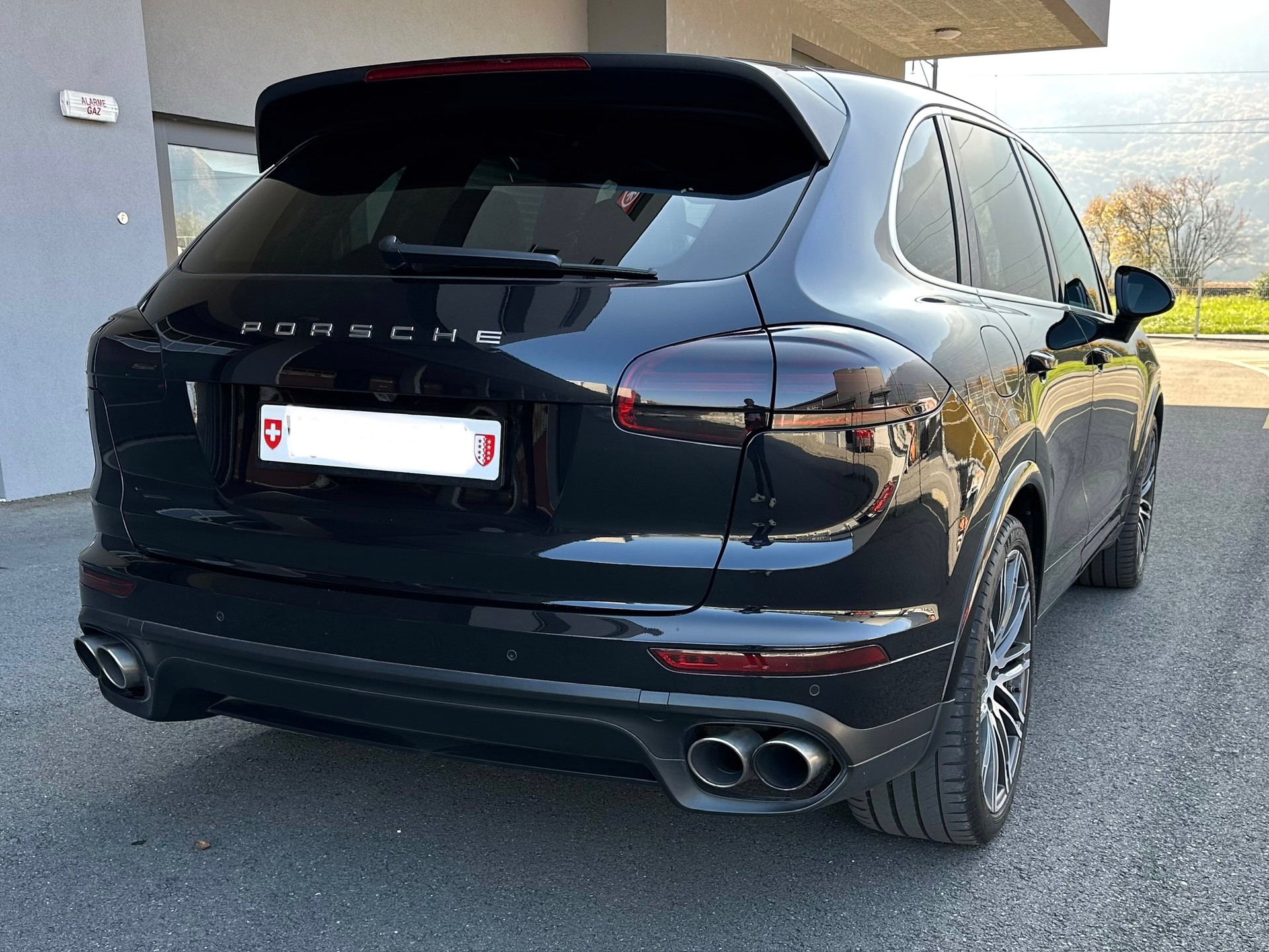 PORSCHE Cayenne S E-Hybrid-image-4