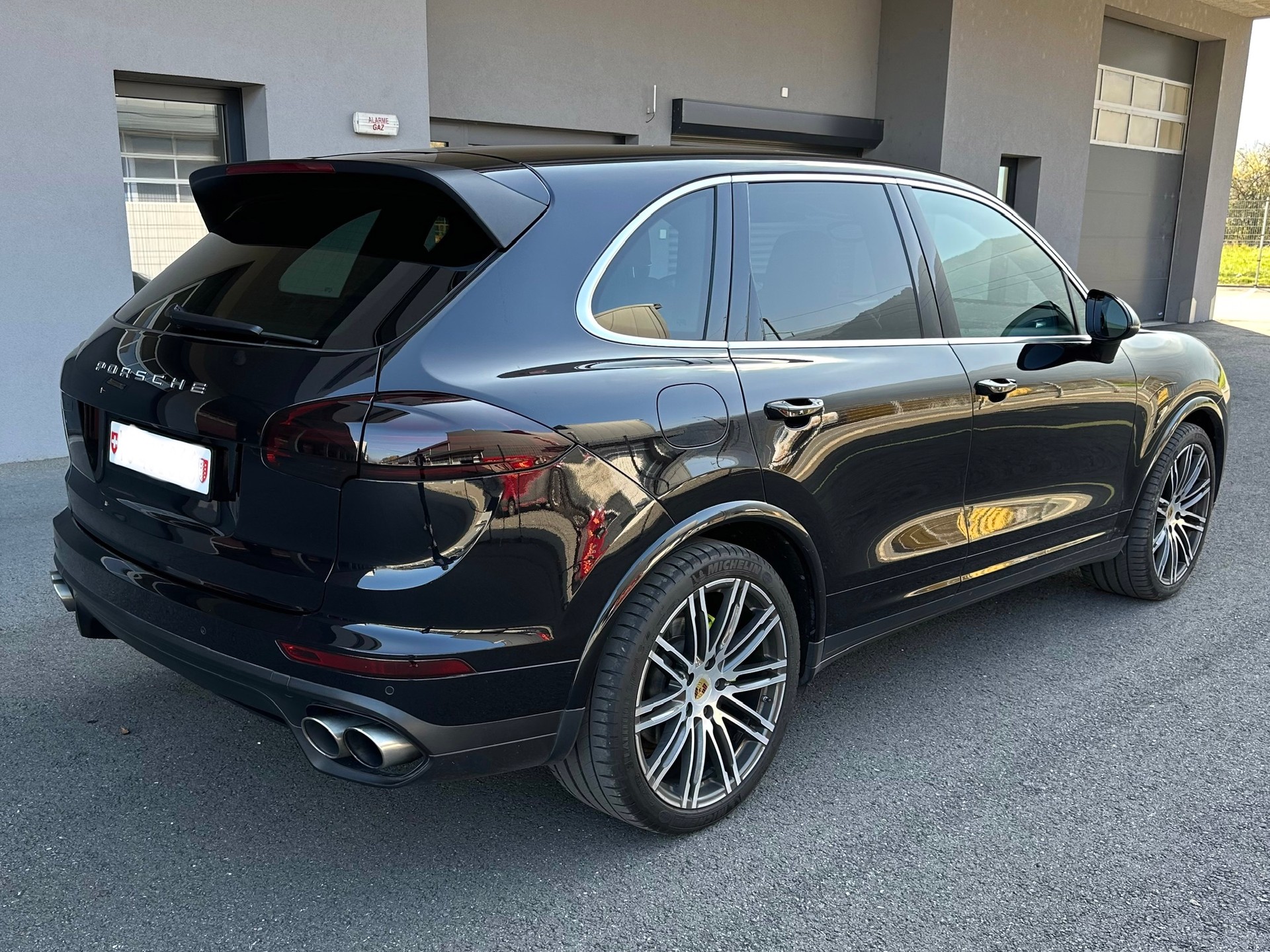 PORSCHE Cayenne S E-Hybrid-image-2