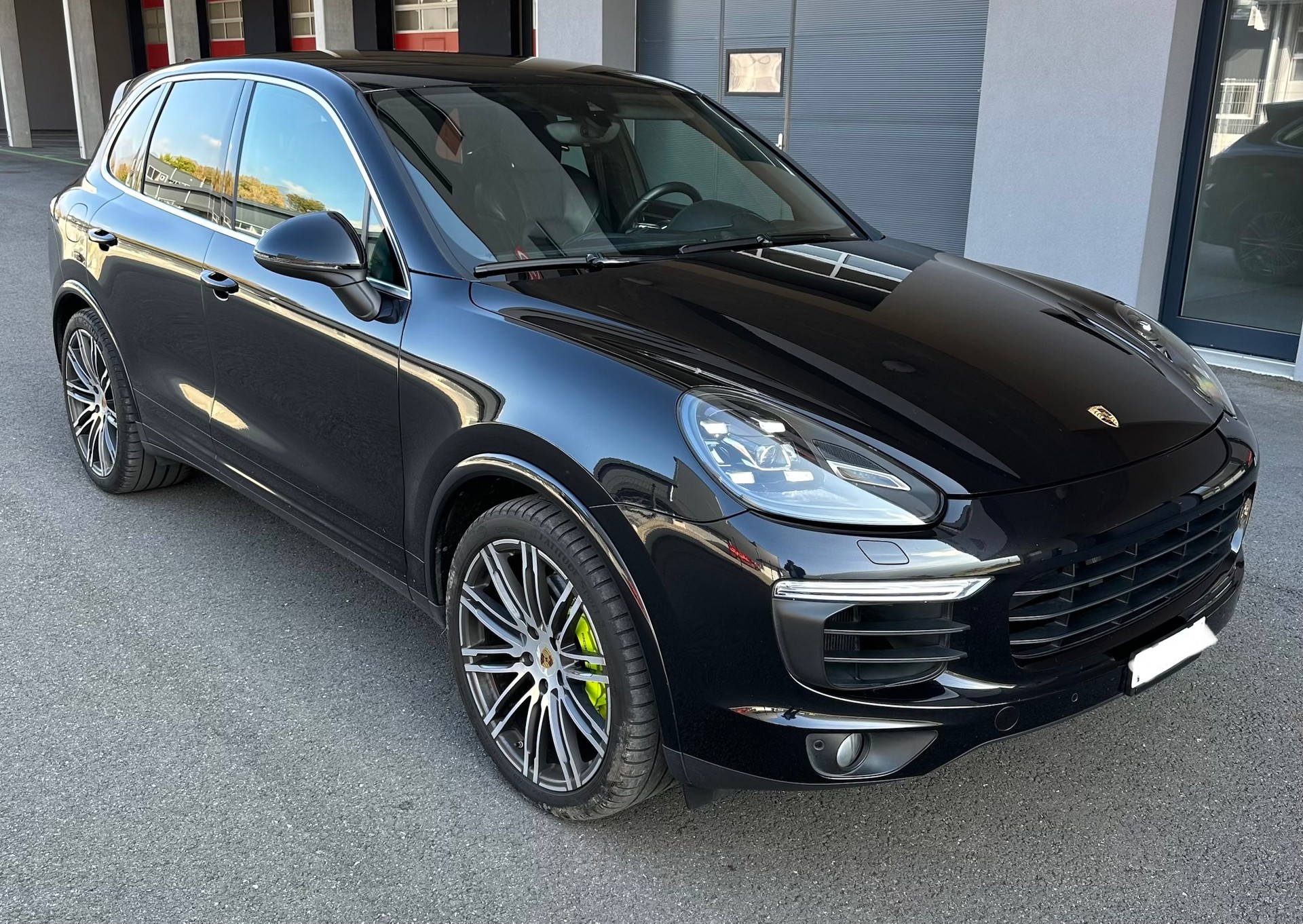 PORSCHE Cayenne S E-Hybrid-image-1