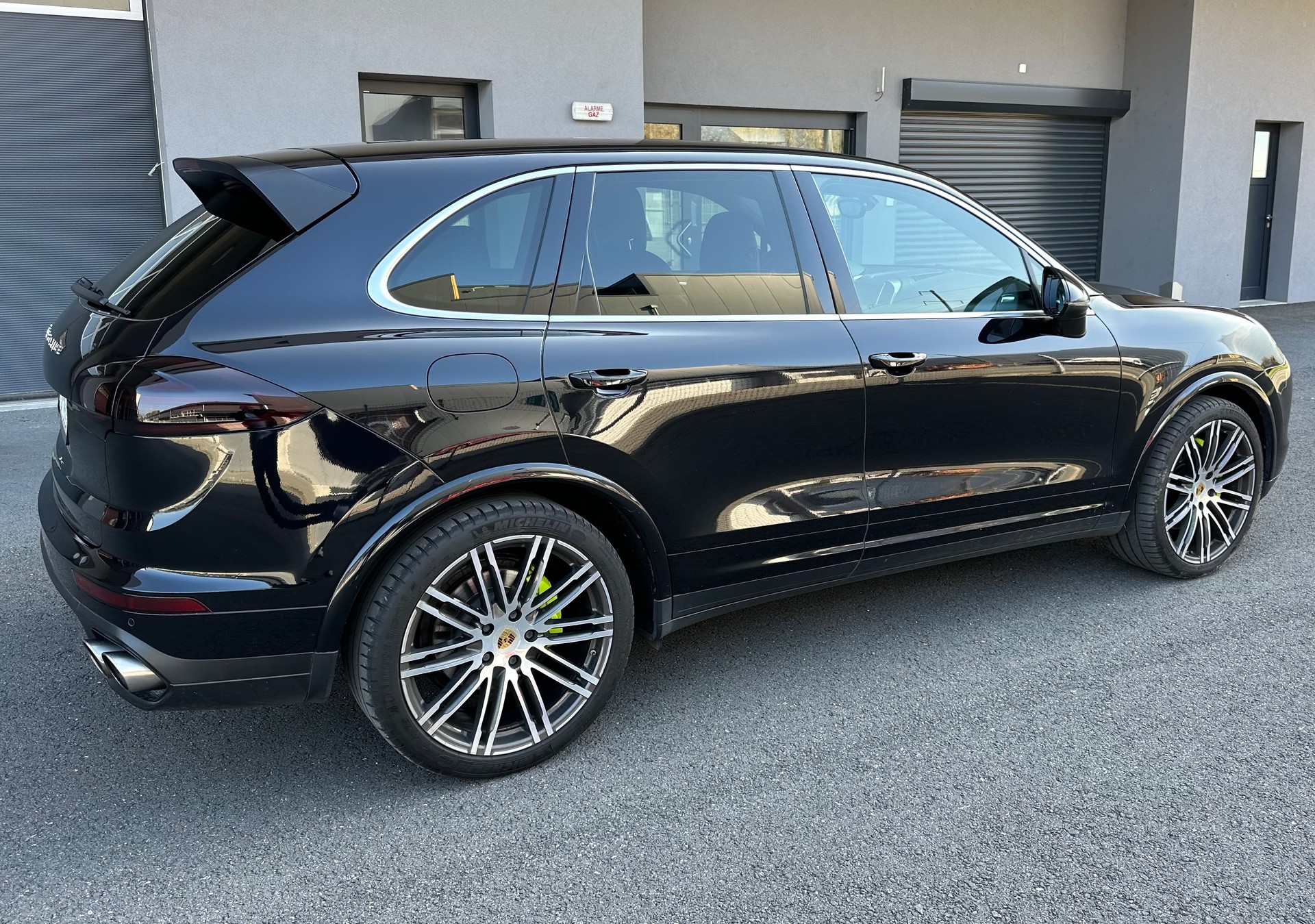 PORSCHE Cayenne S E-Hybrid-image-5